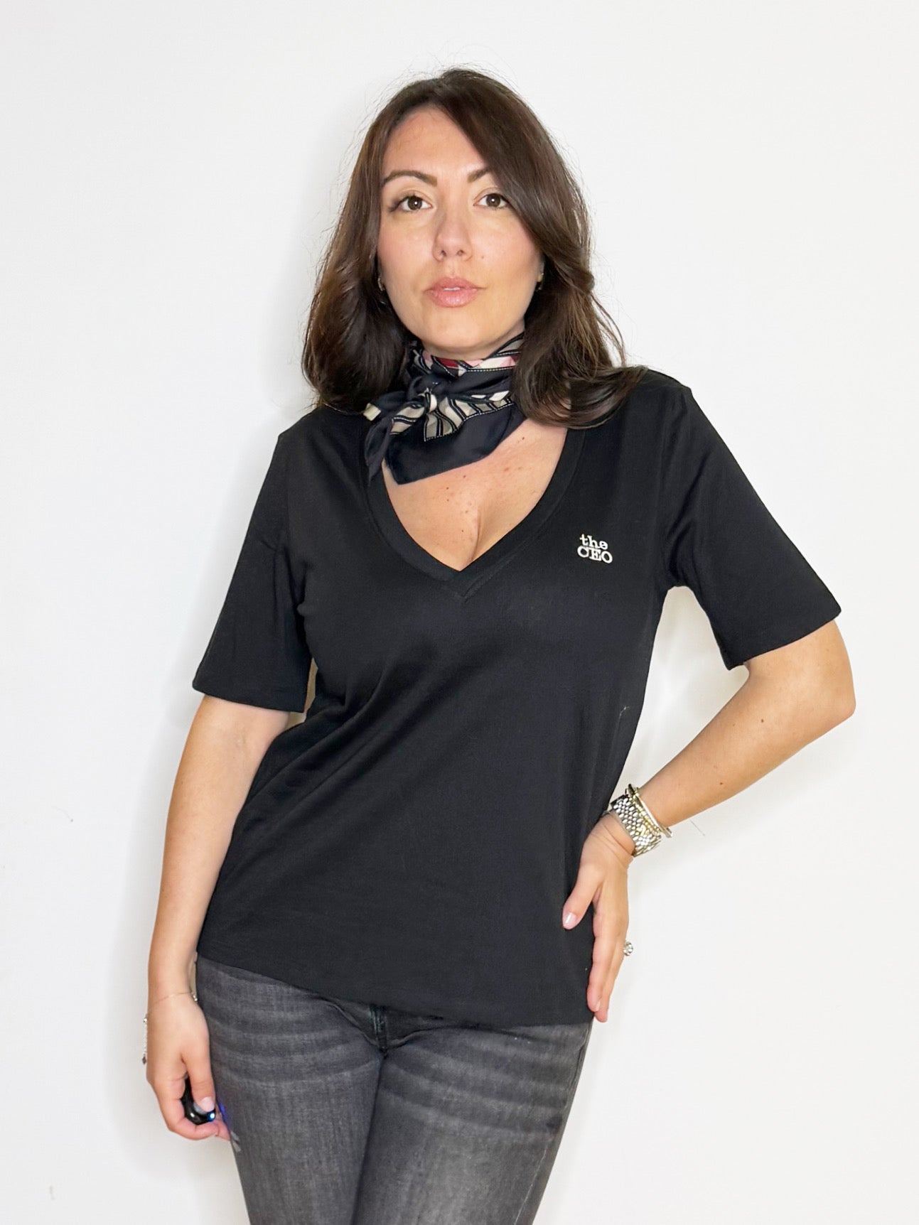 T-shirt scollo a V con ricamo