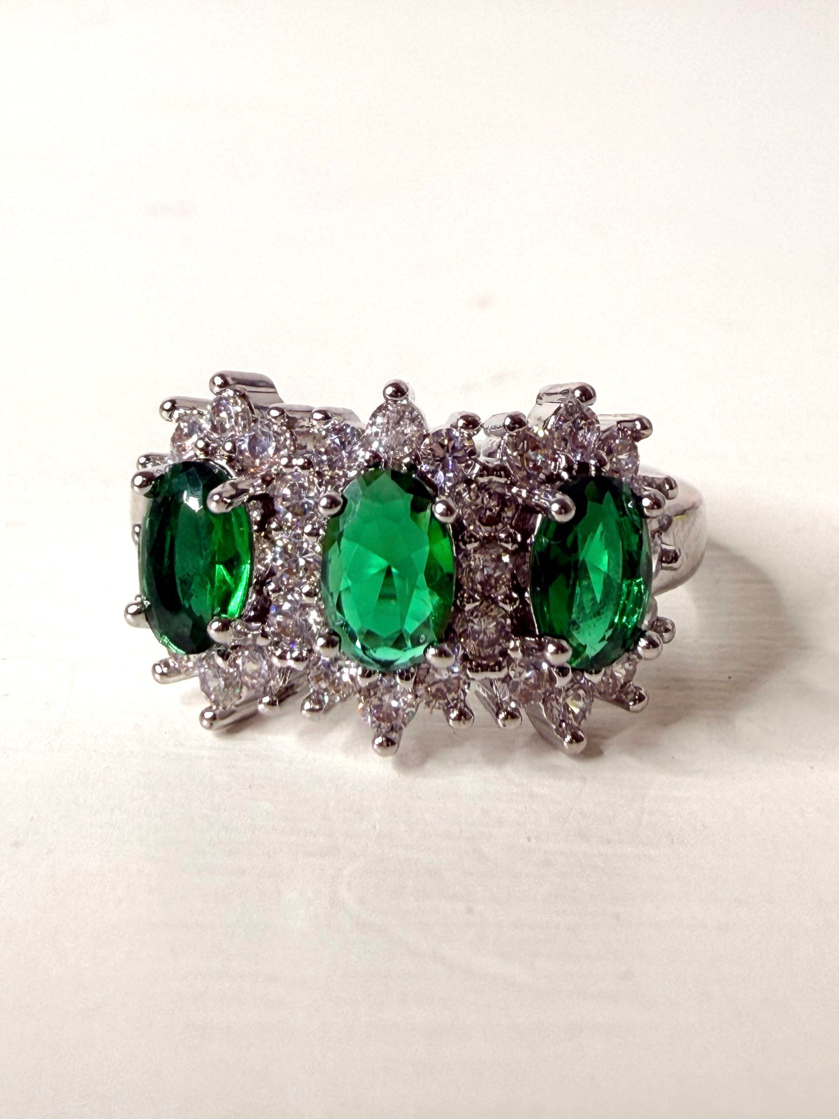 Anello Trilogy verde smeraldo