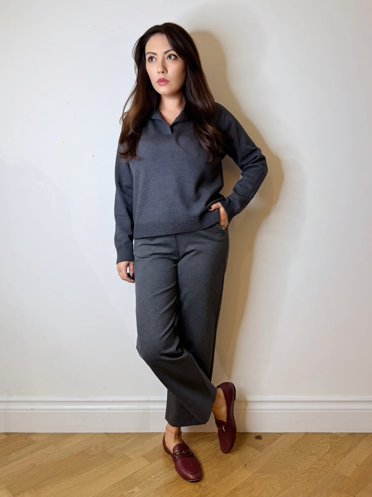 Polo in maglia grigia