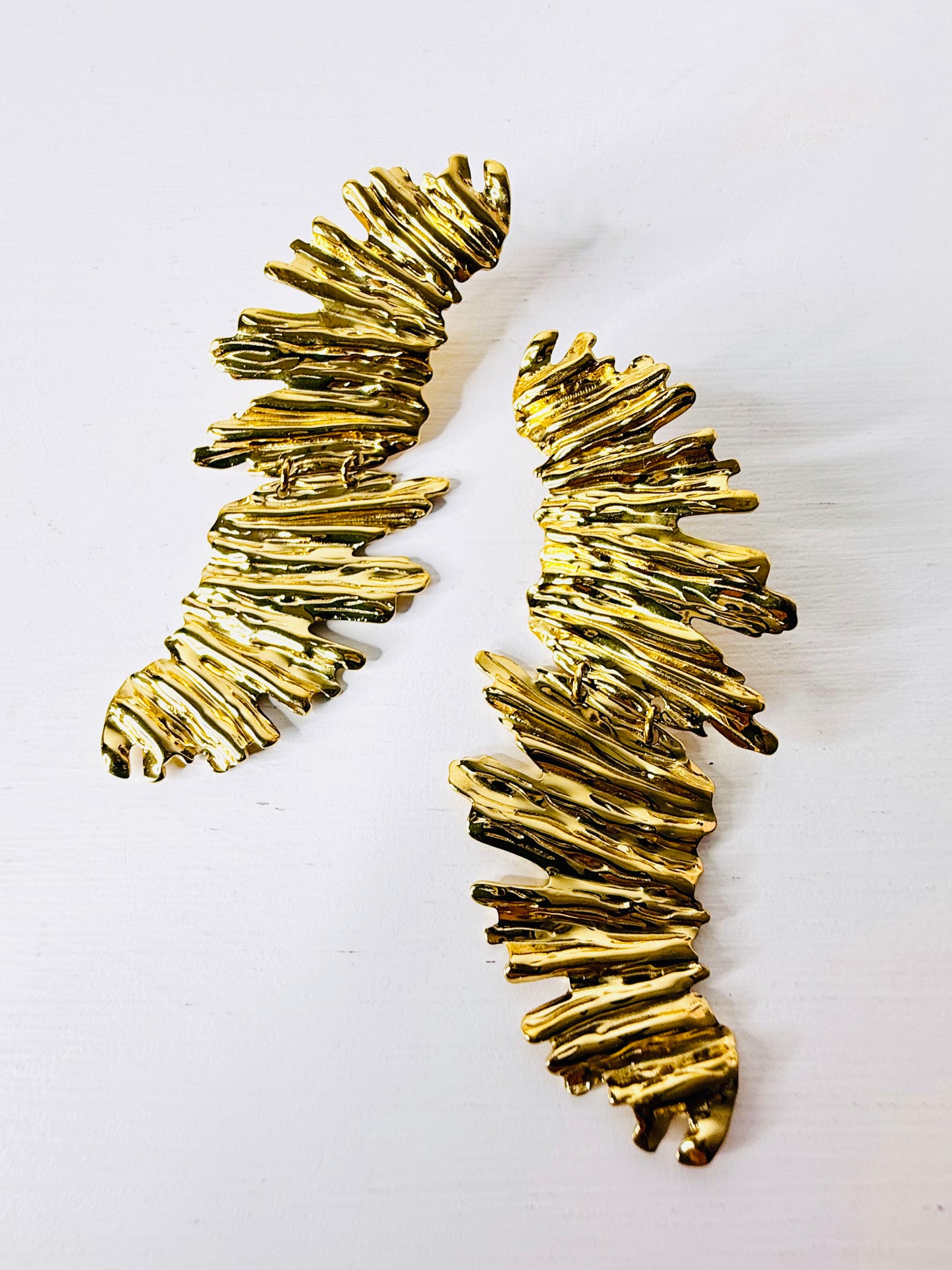 Orecchini pendenti materici