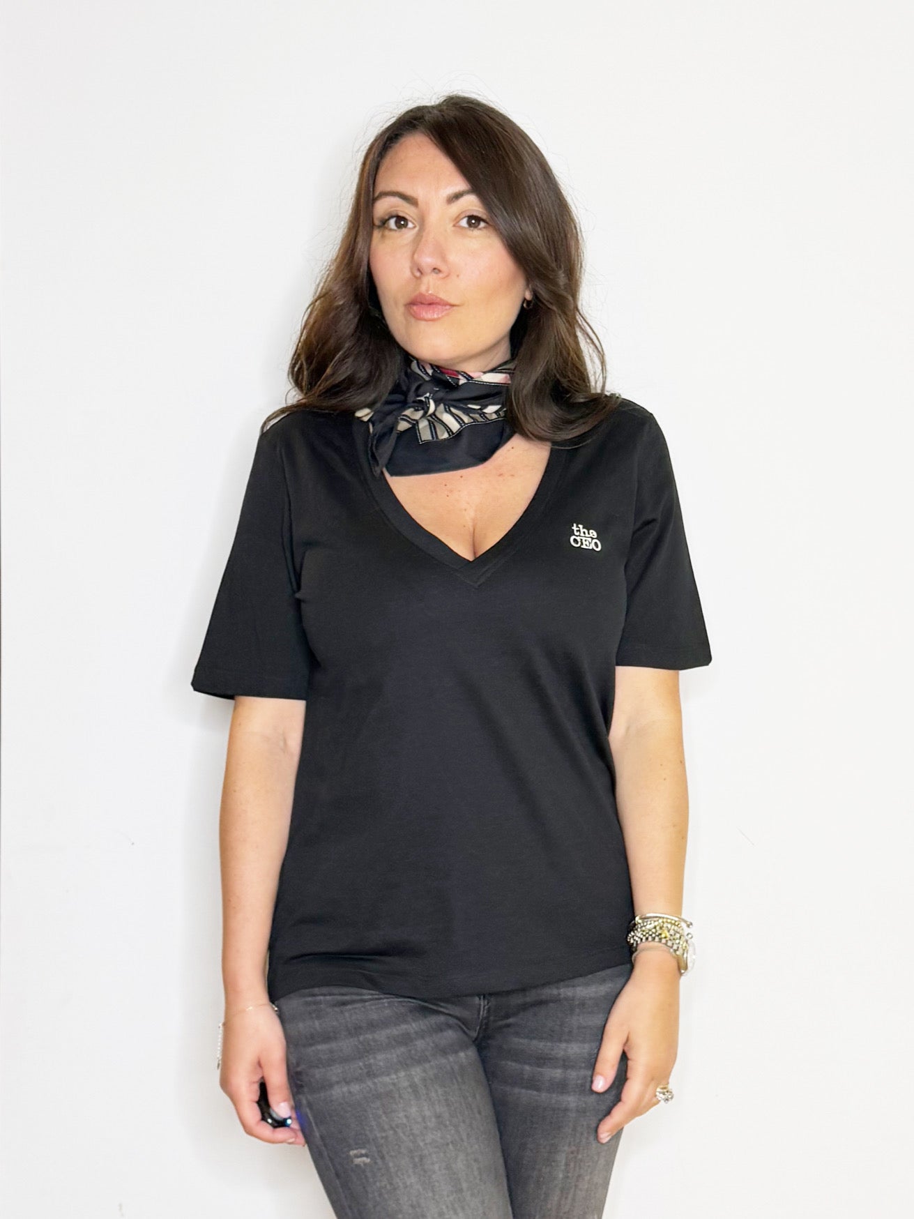 T-shirt scollo a V con ricamo