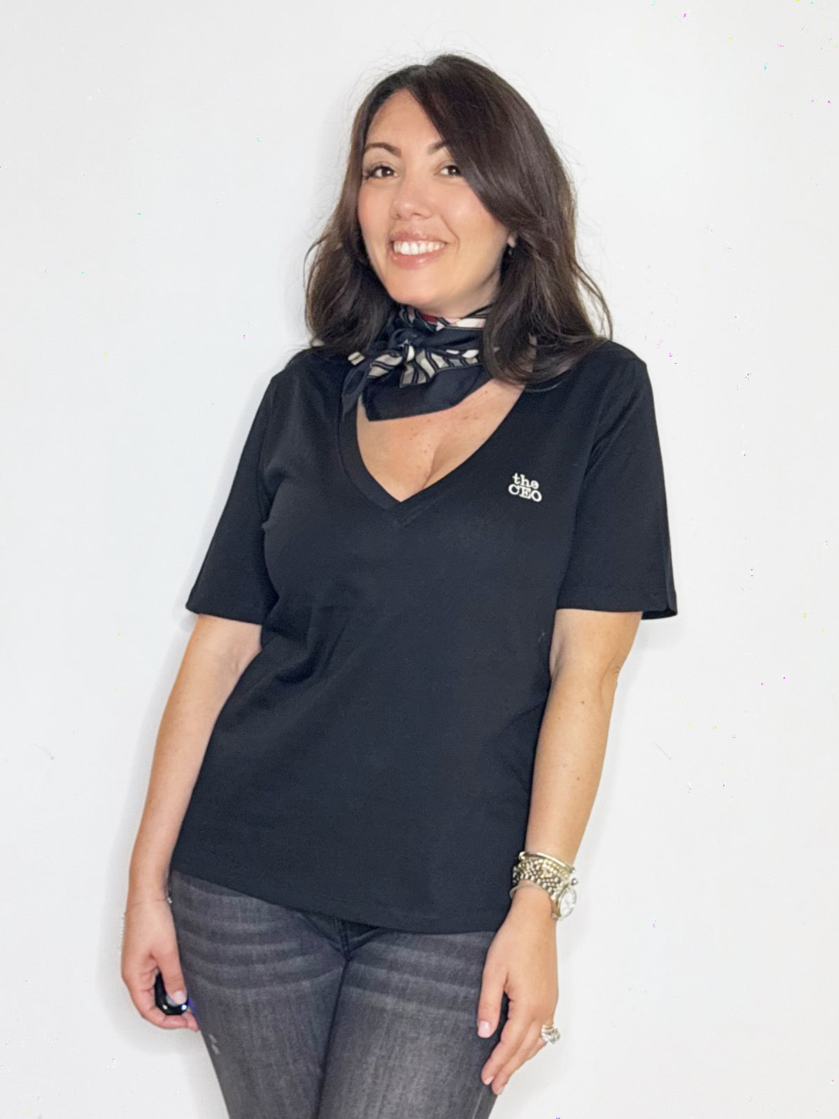 T-shirt scollo a V con ricamo