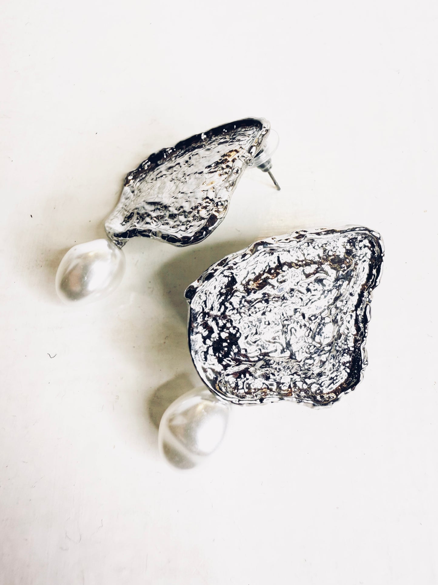 Orecchini materici con perla