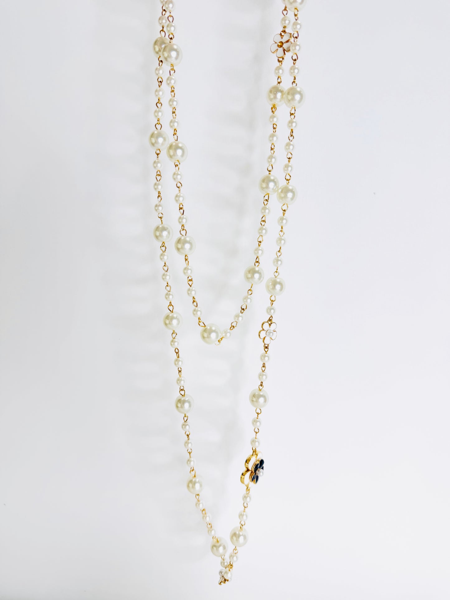 Collana lunga perle e camelie