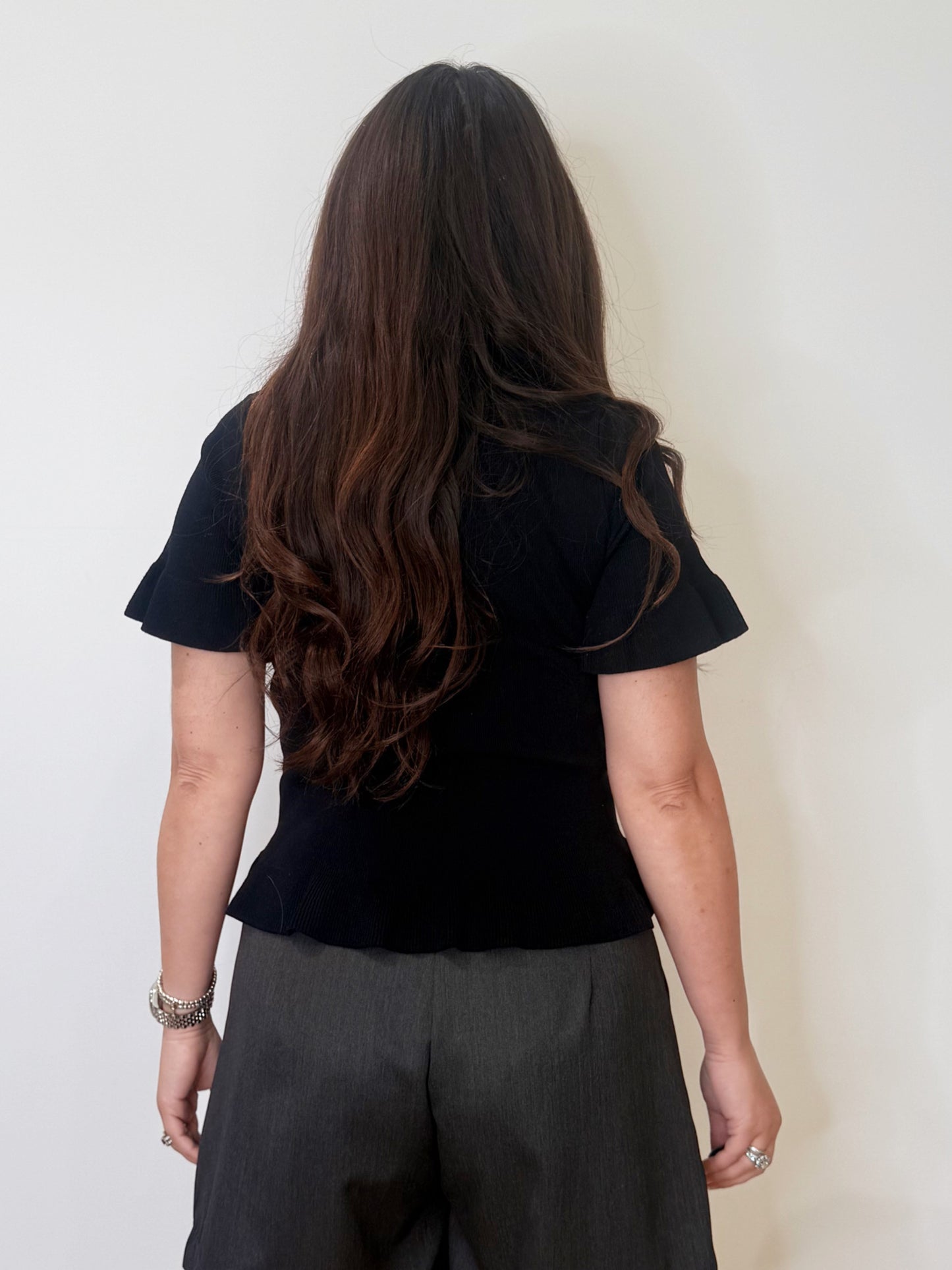Maglia nera con volant