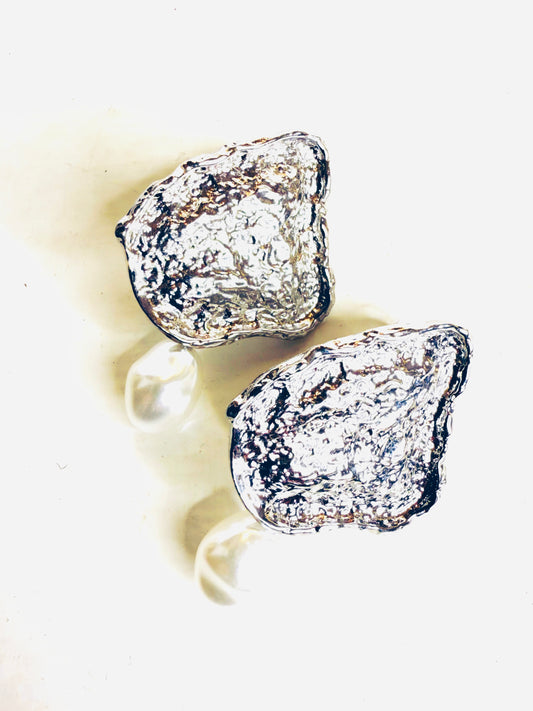 Orecchini materici con perla