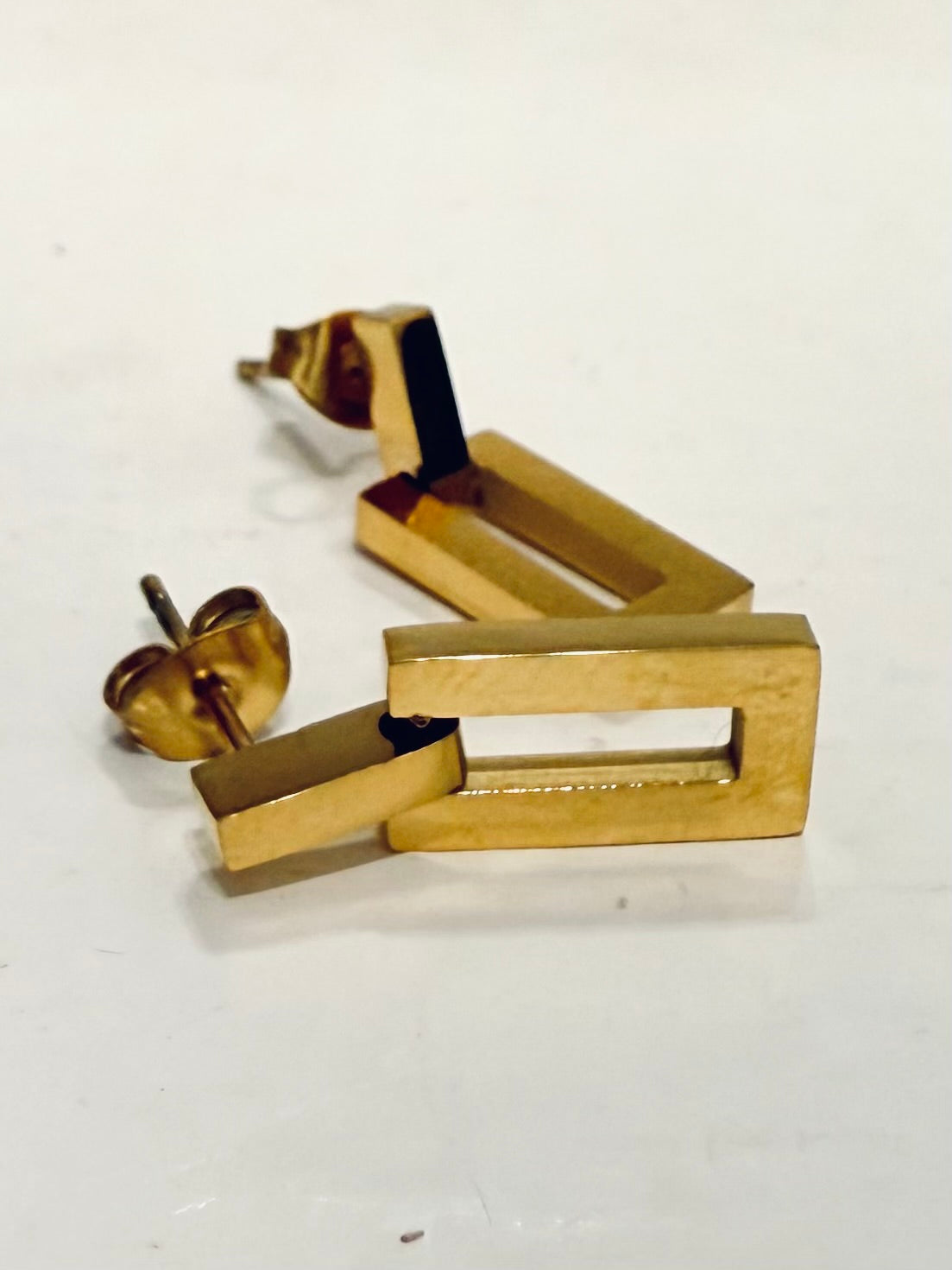 Orecchini geometrici dal design minimalista