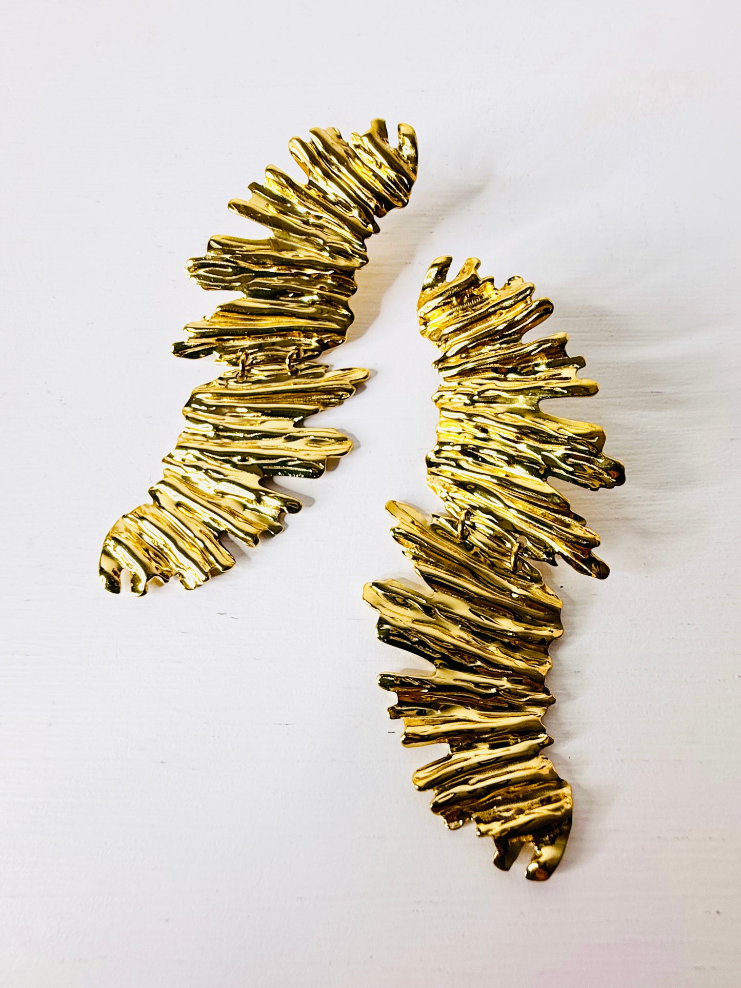 Orecchini pendenti materici