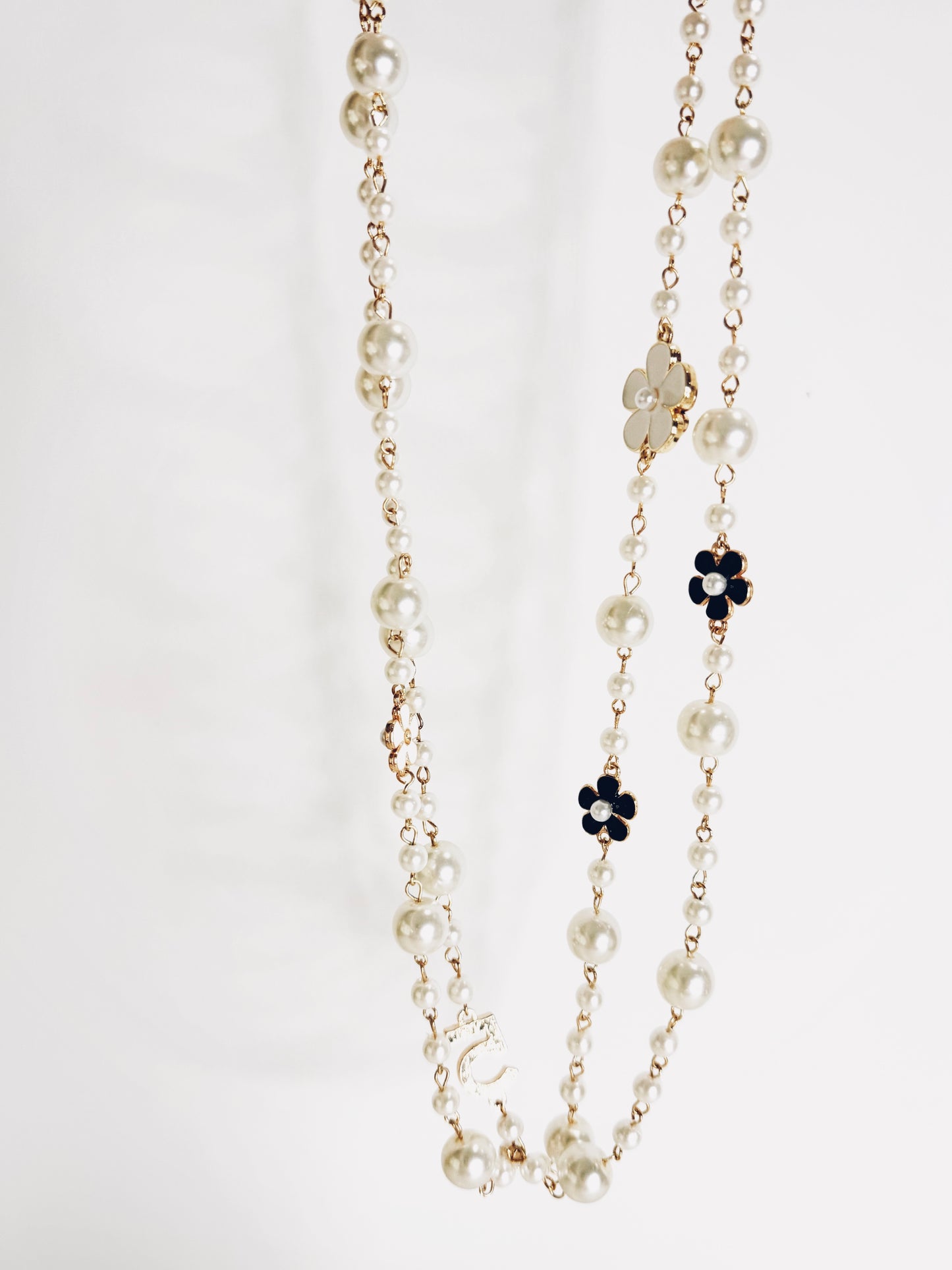 Collana lunga perle e camelie