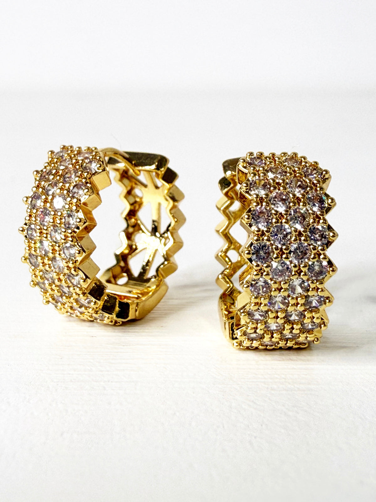 Orecchini cerchietti con pavè di strass