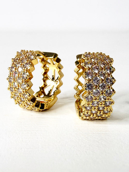 Orecchini cerchietti con pavè di strass