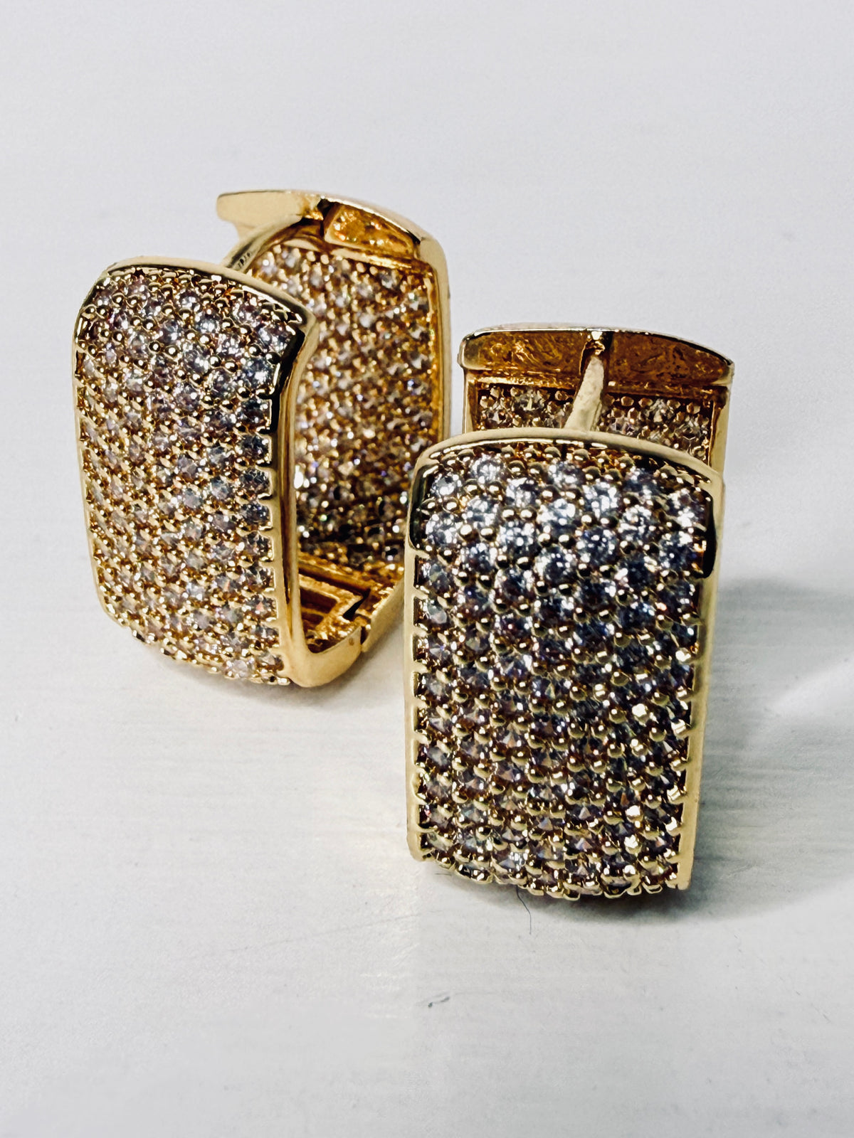 Orecchini rettangolari con pavè gold