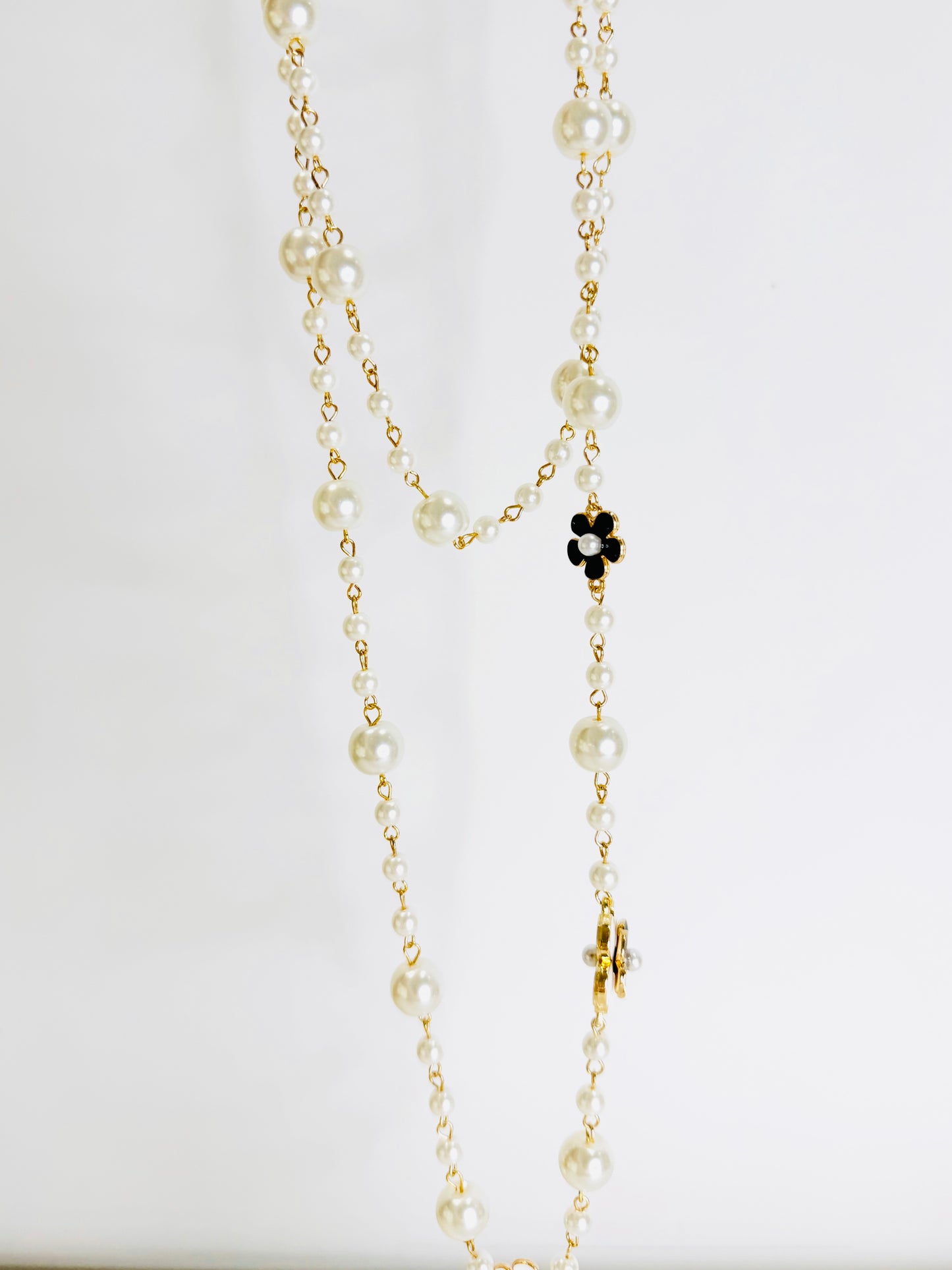 Collana lunga perle e camelie