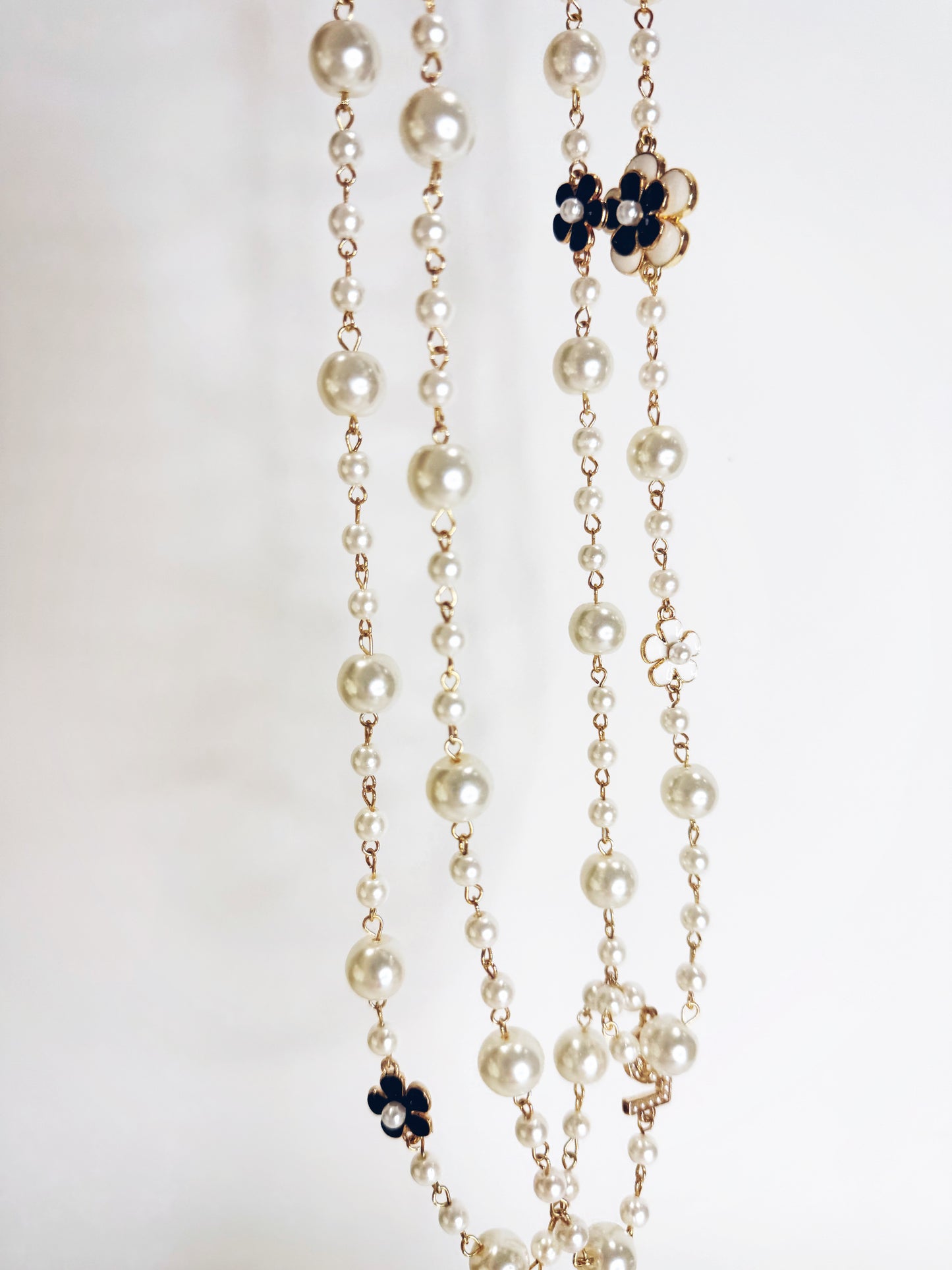Collana lunga perle e camelie