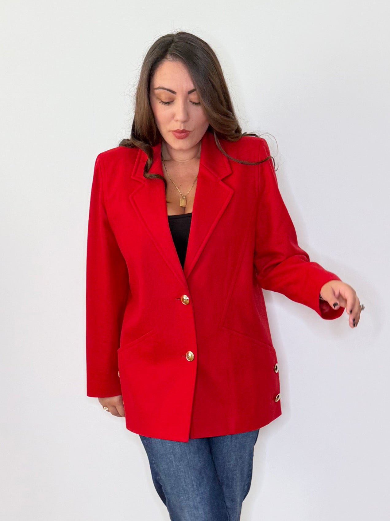 Giacca rossa con bottoni gioiello