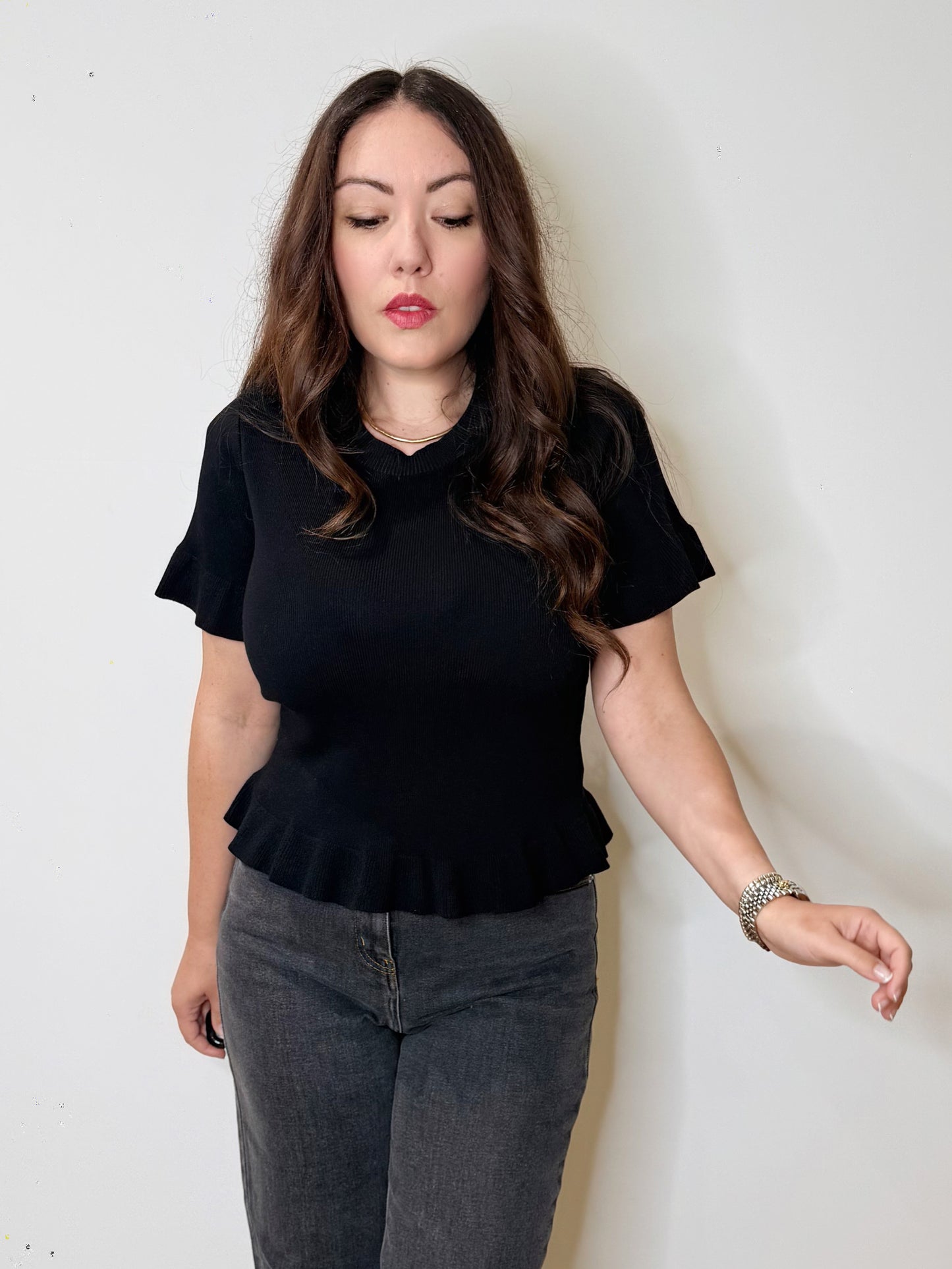 Maglia nera con volant