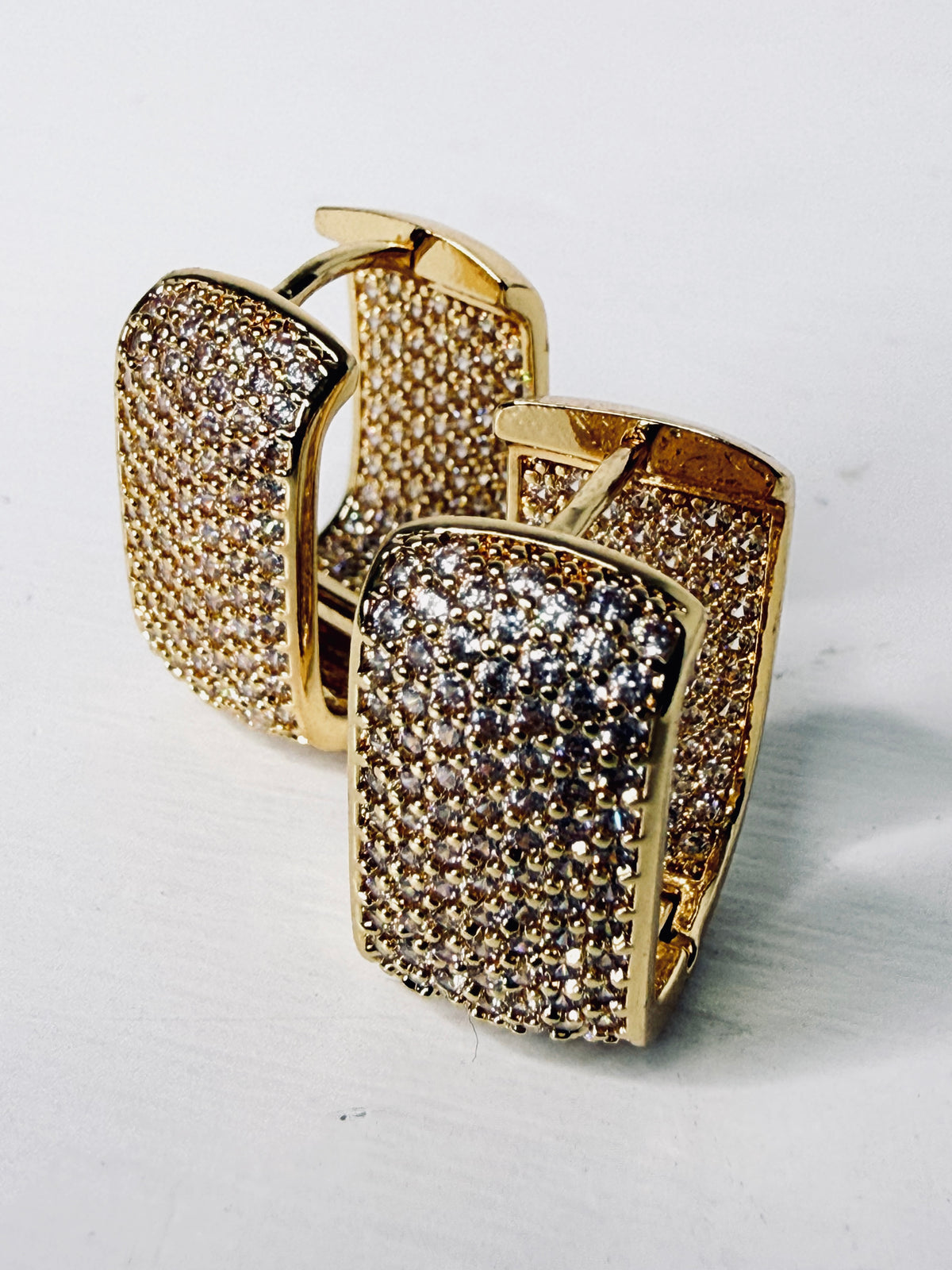Orecchini rettangolari con pavè gold