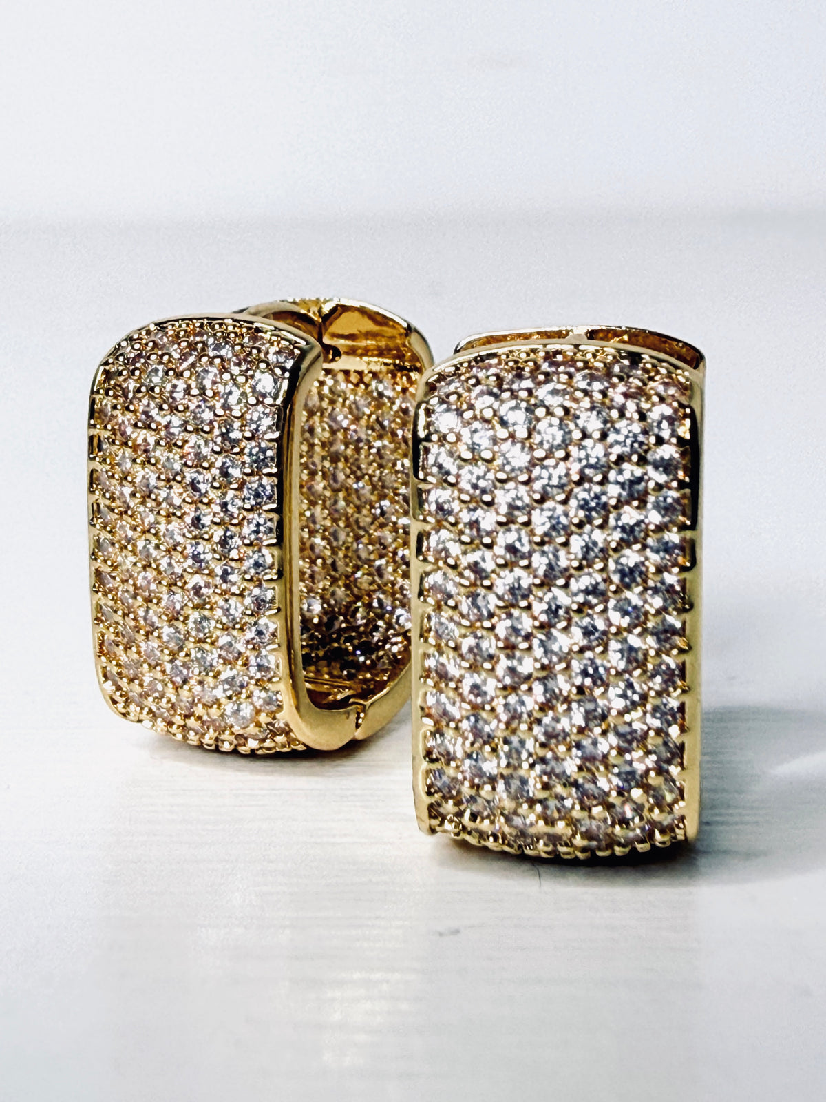 Orecchini rettangolari con pavè gold