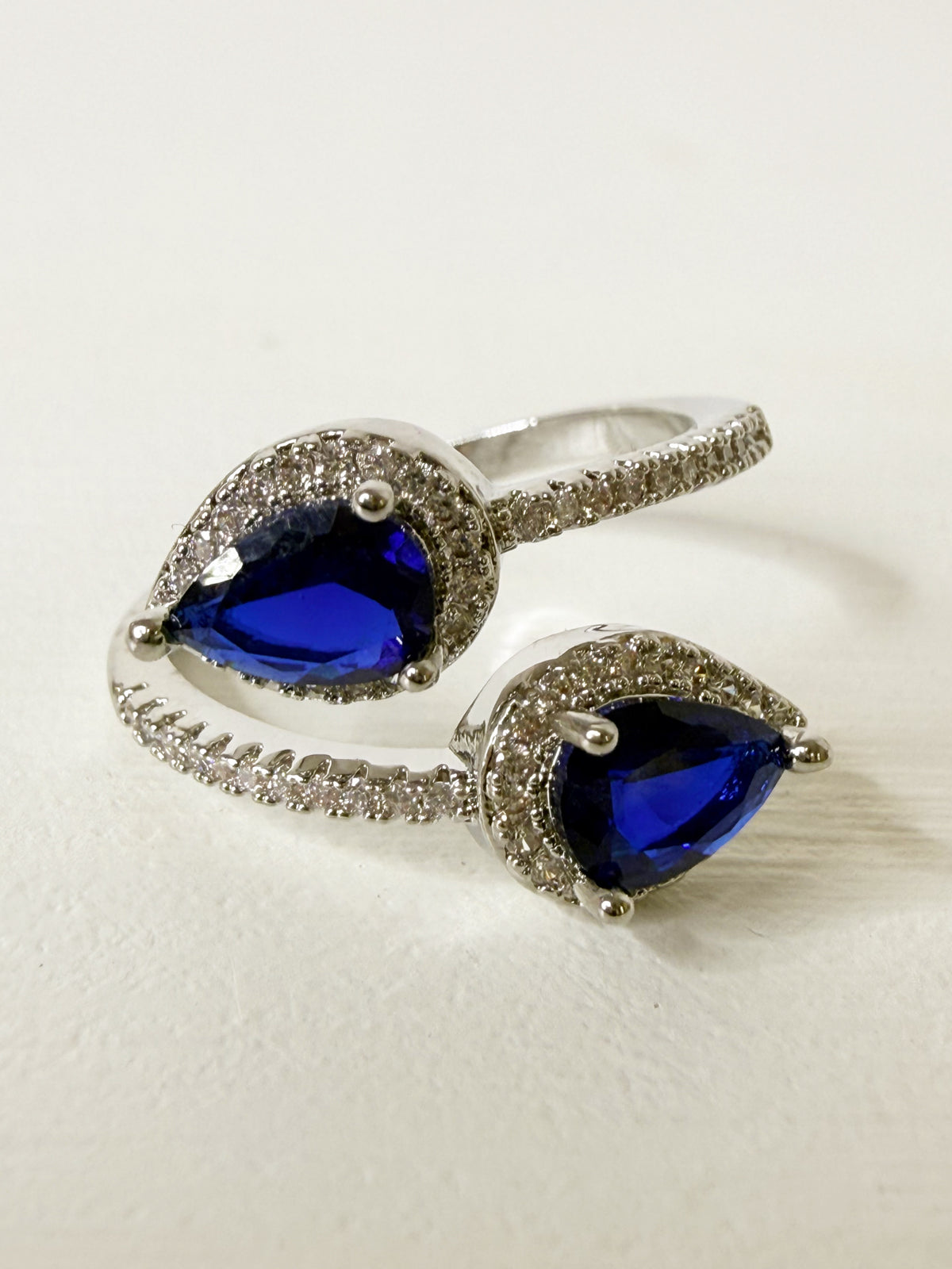 Anello contrariè zaffiri a goccia