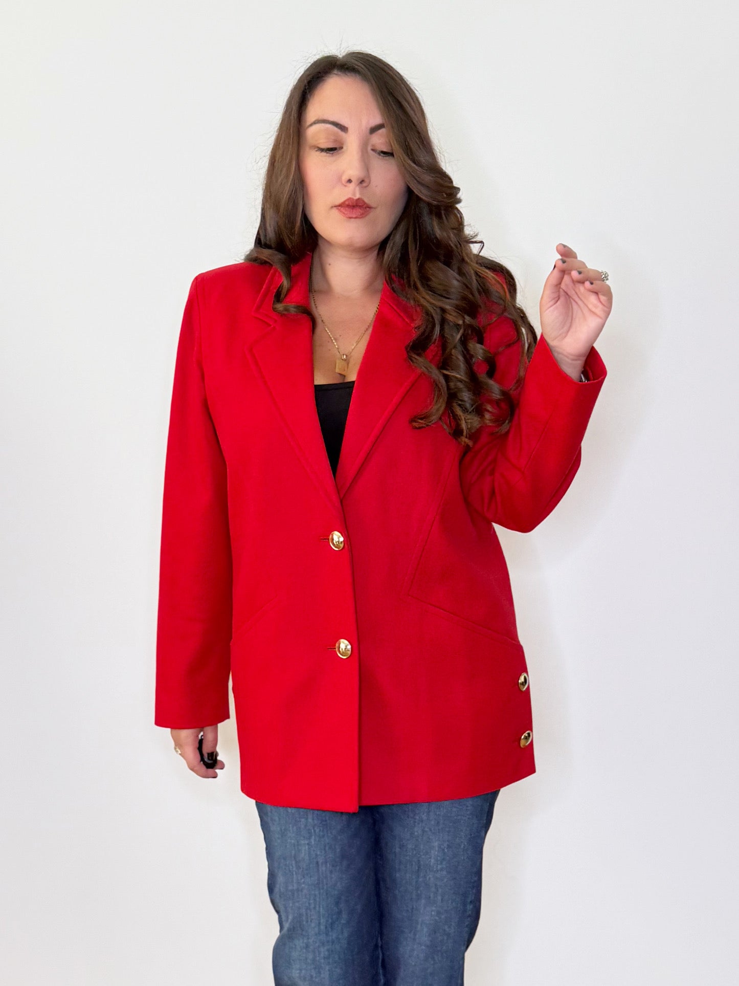Giacca rossa con bottoni gioiello