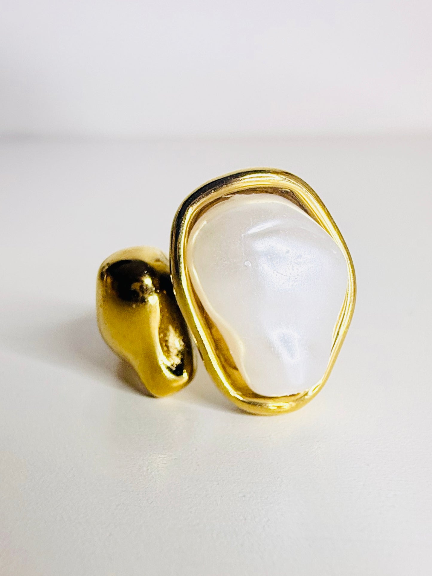 Anello perla asimmetrica