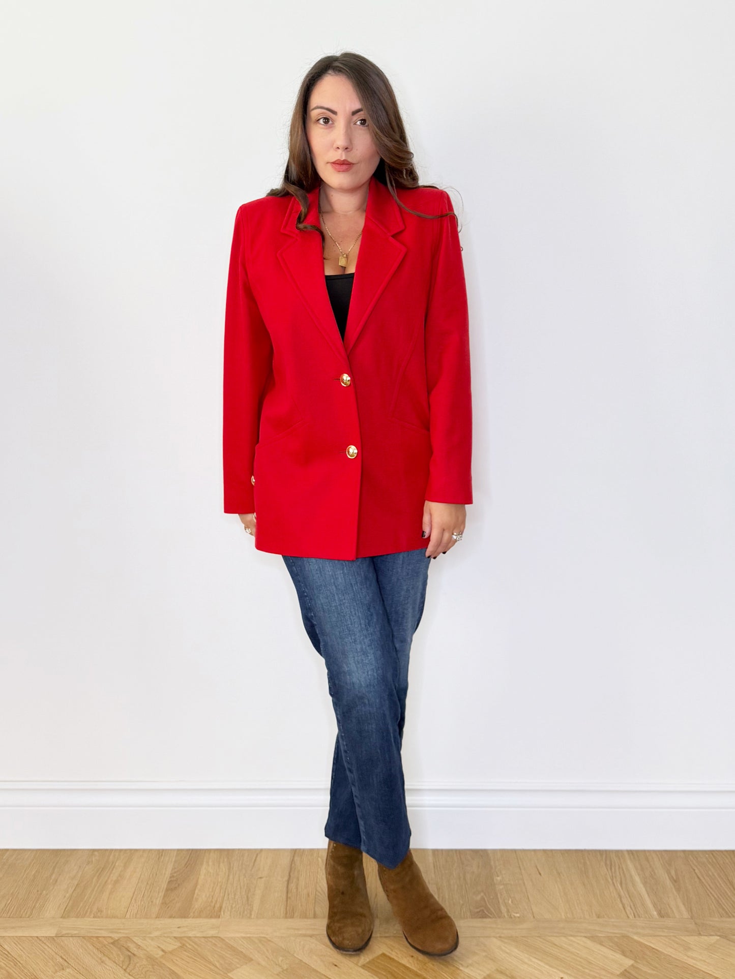 Giacca rossa con bottoni gioiello