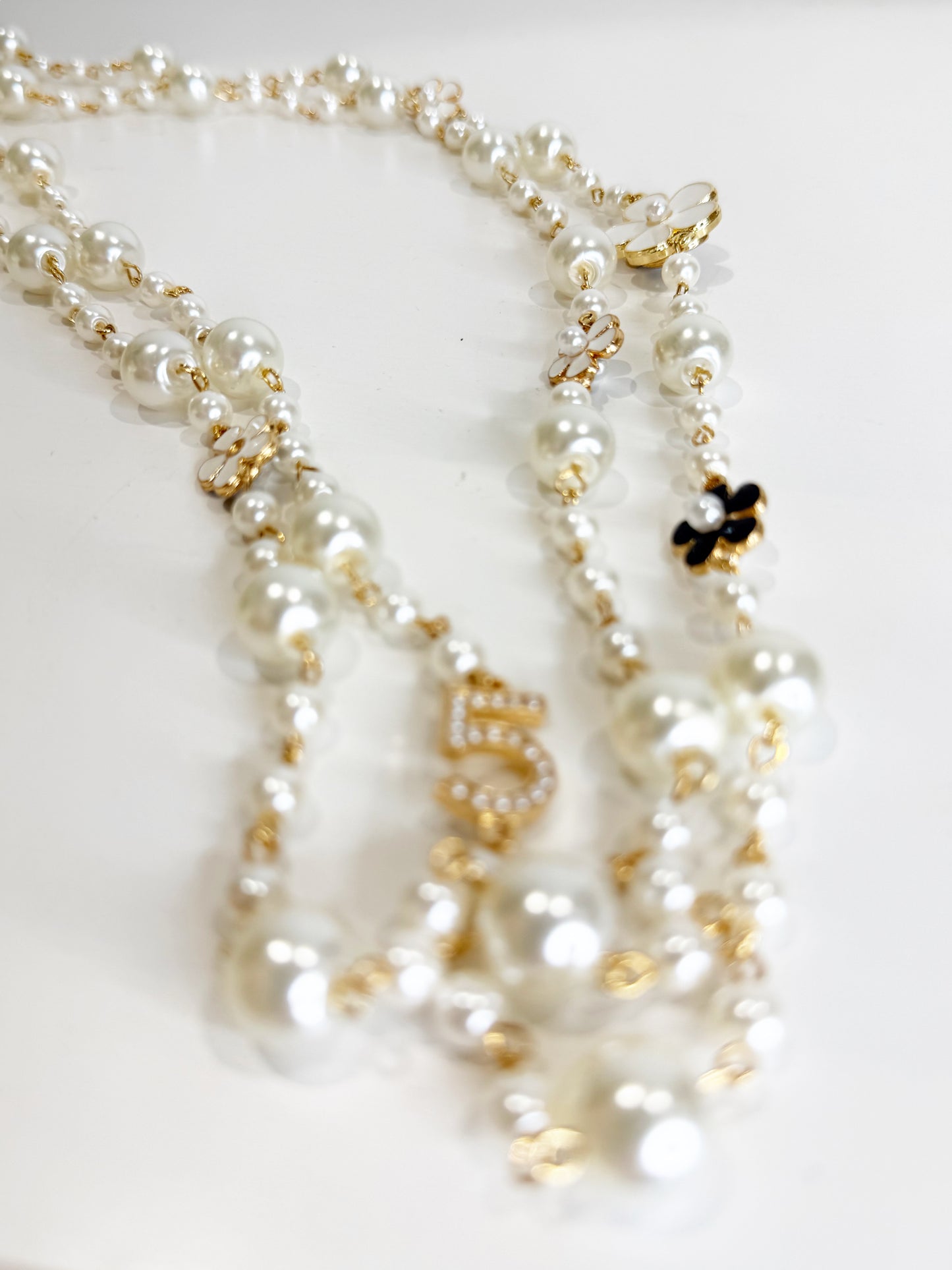 Collana lunga perle e camelie
