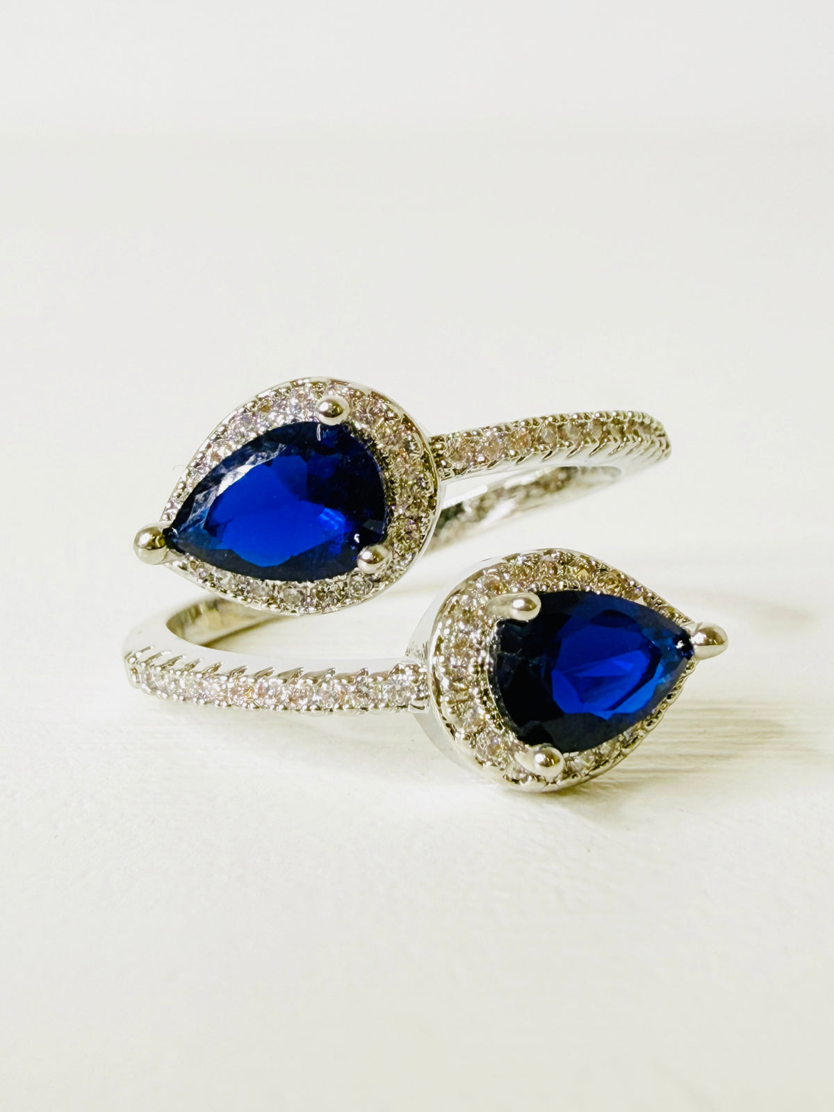 Anello contrariè zaffiri a goccia