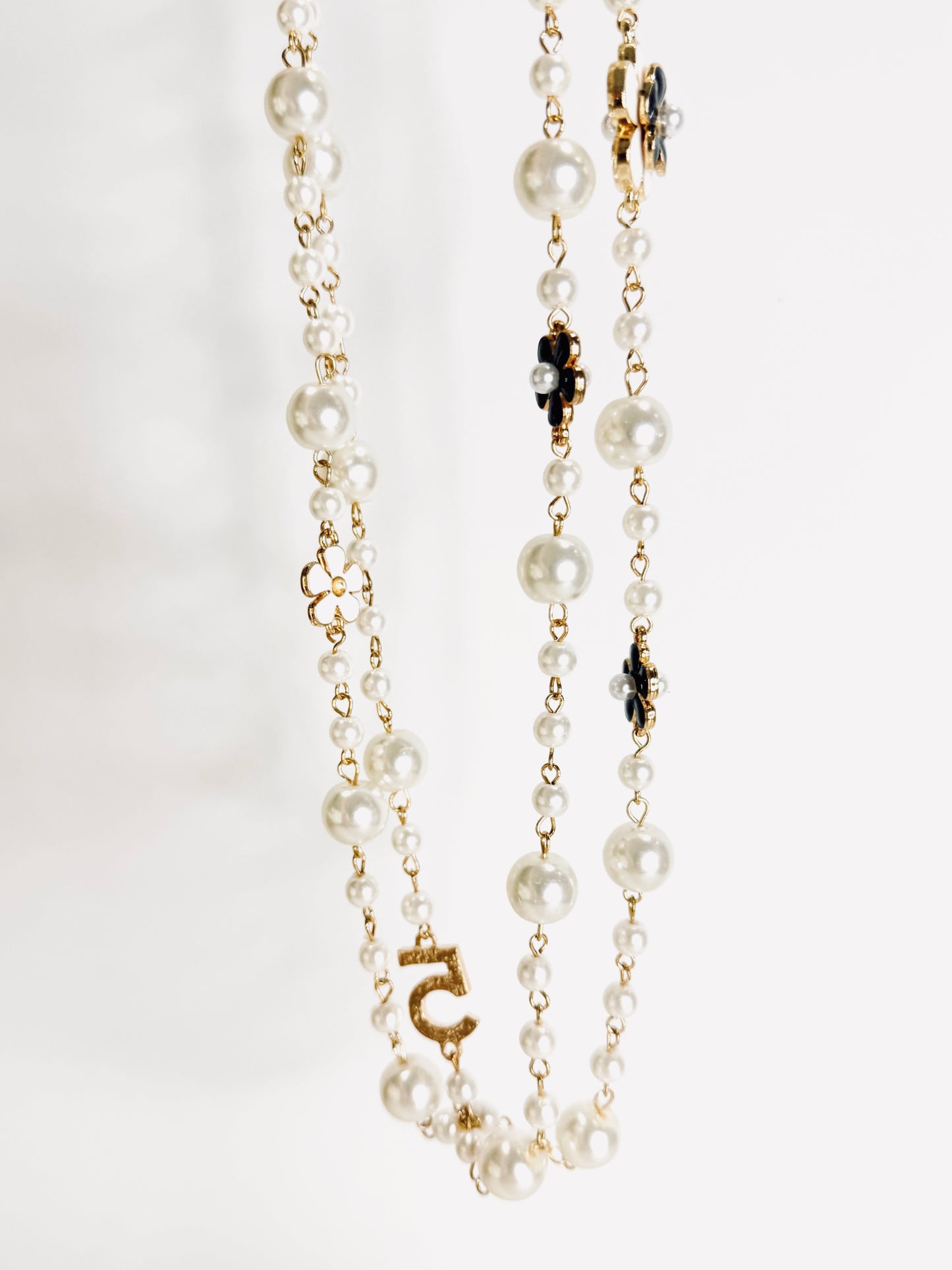 Collana lunga perle e camelie