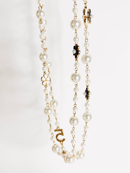 Collana lunga perle e camelie