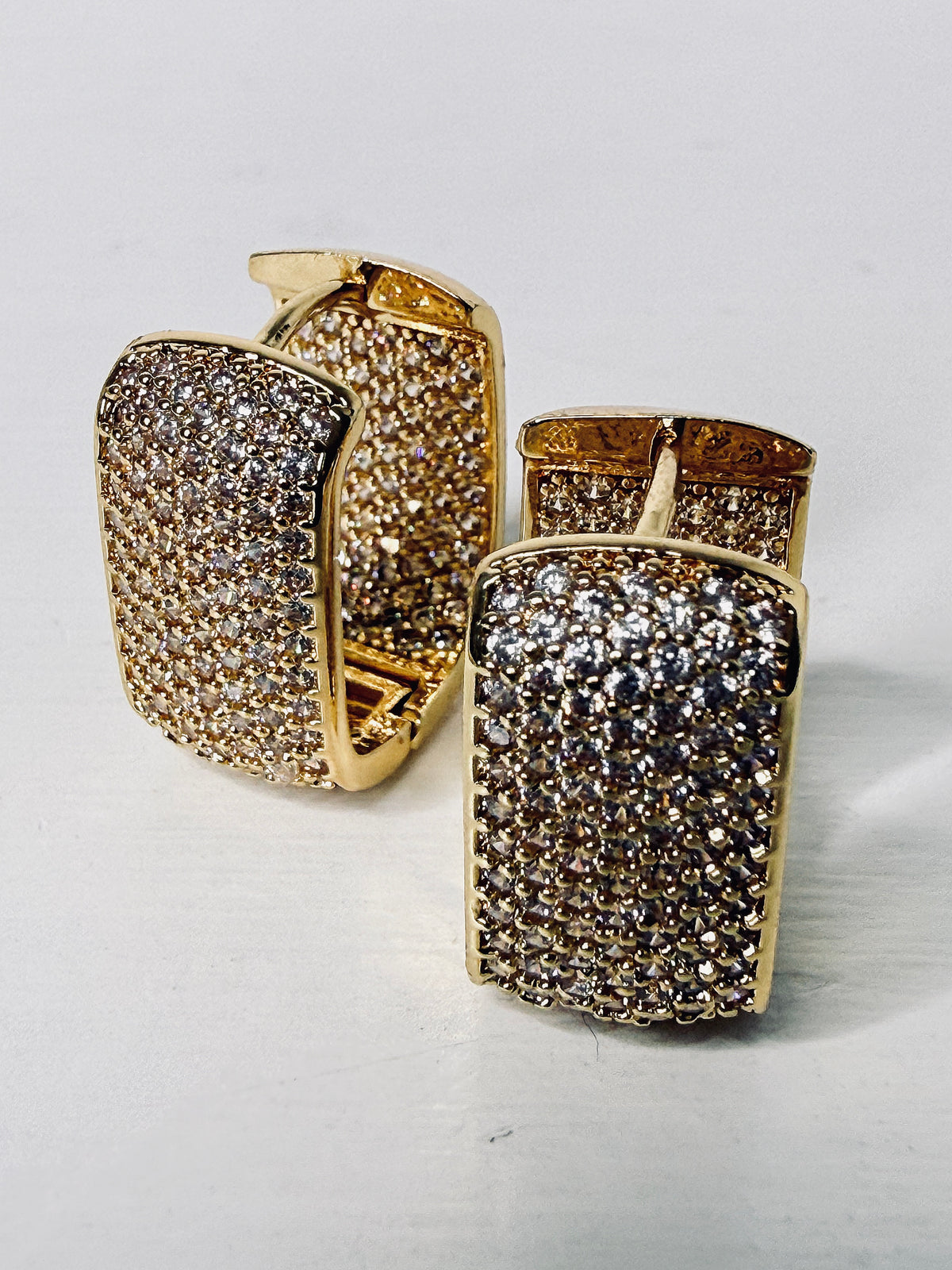 Orecchini rettangolari con pavè gold