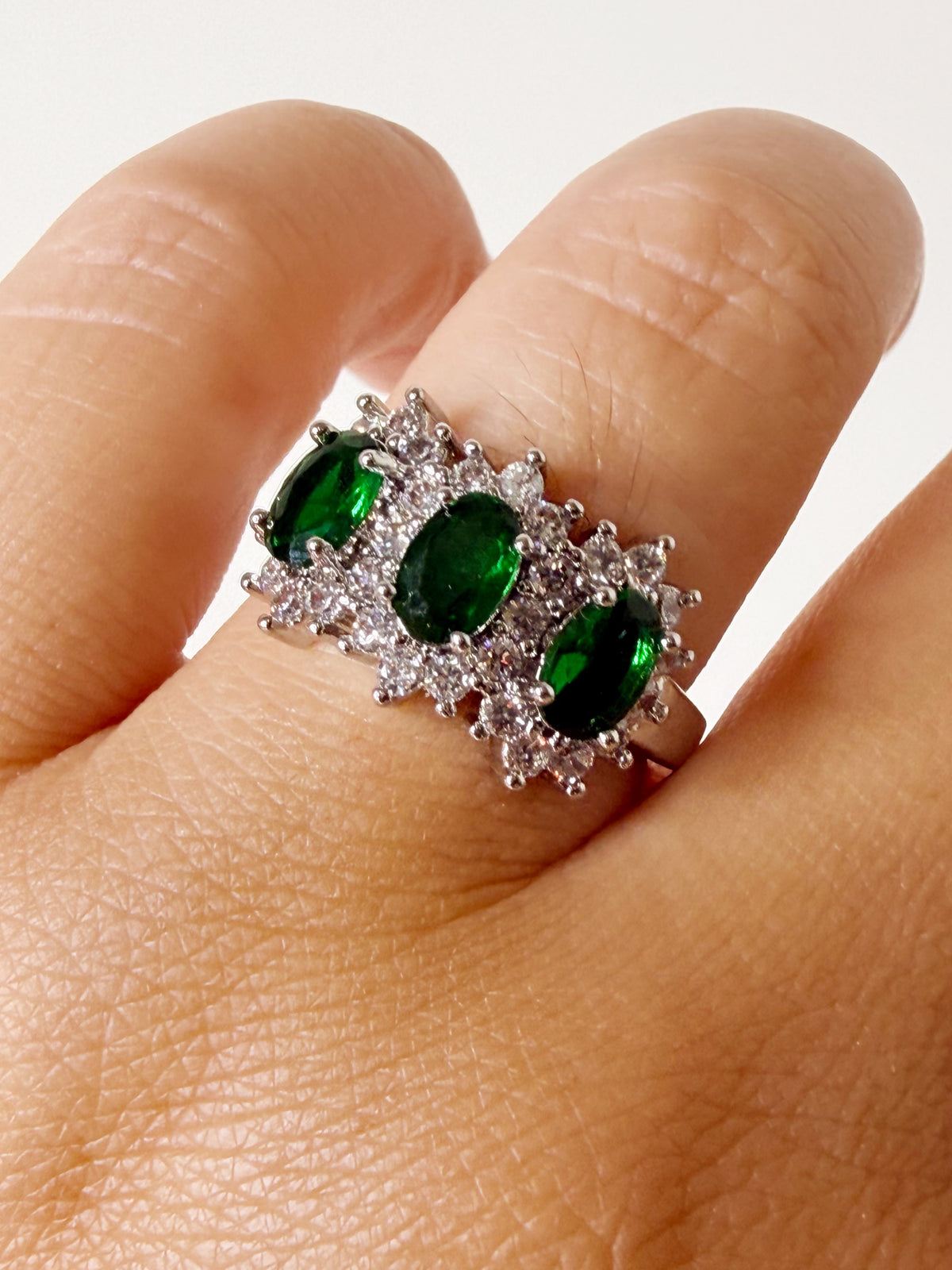 Anello Trilogy verde smeraldo