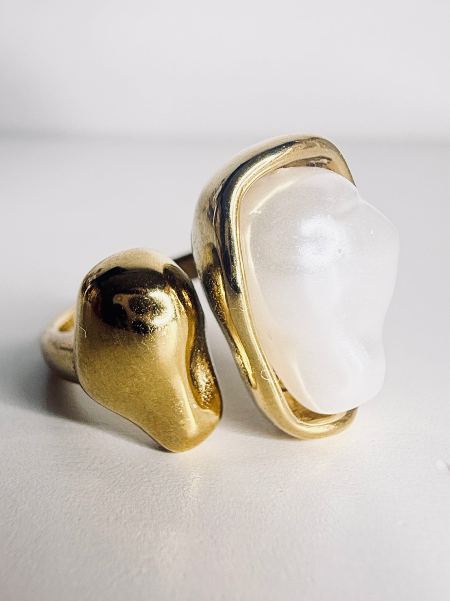Anello perla asimmetrica