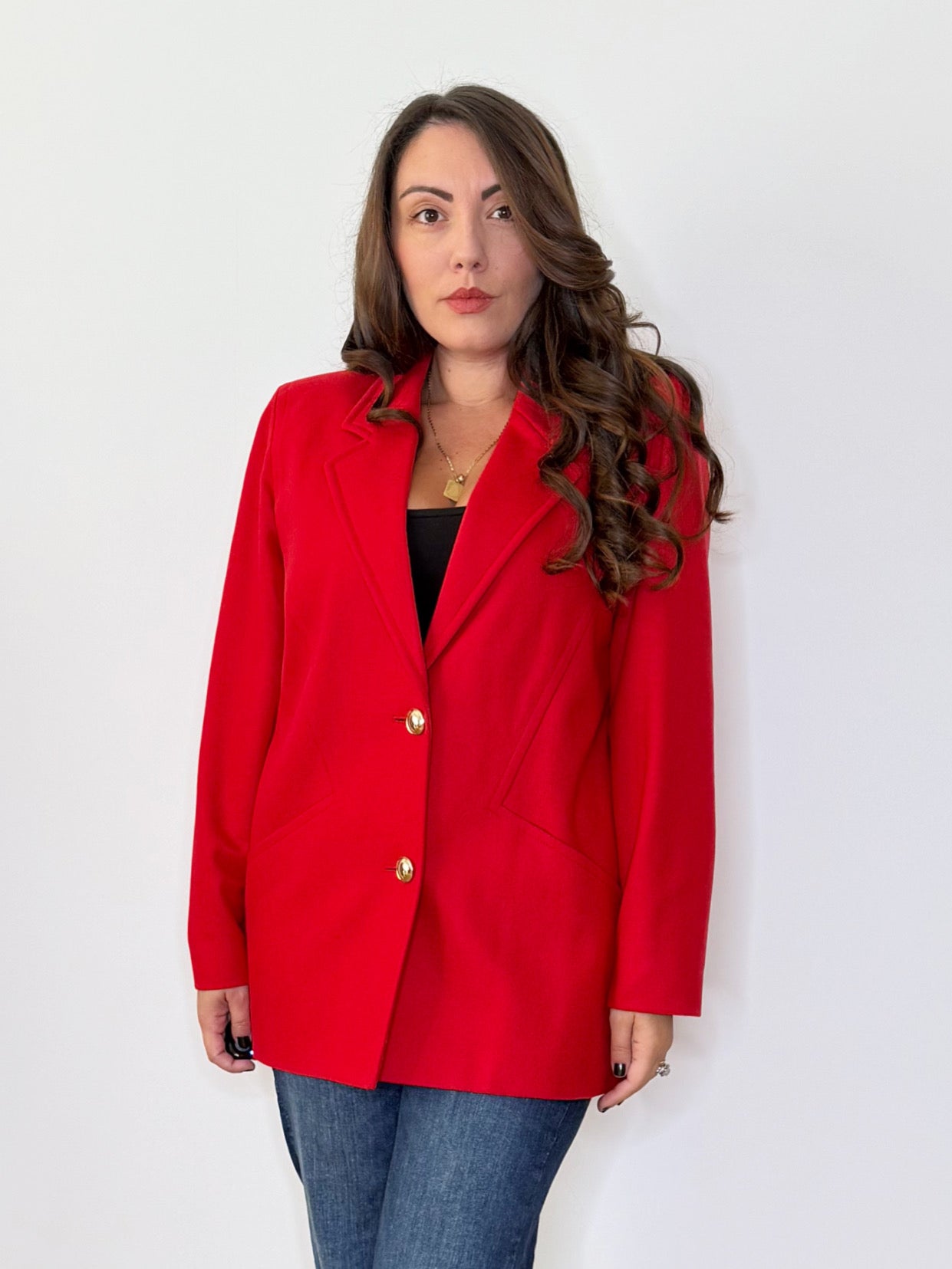 Giacca rossa con bottoni gioiello