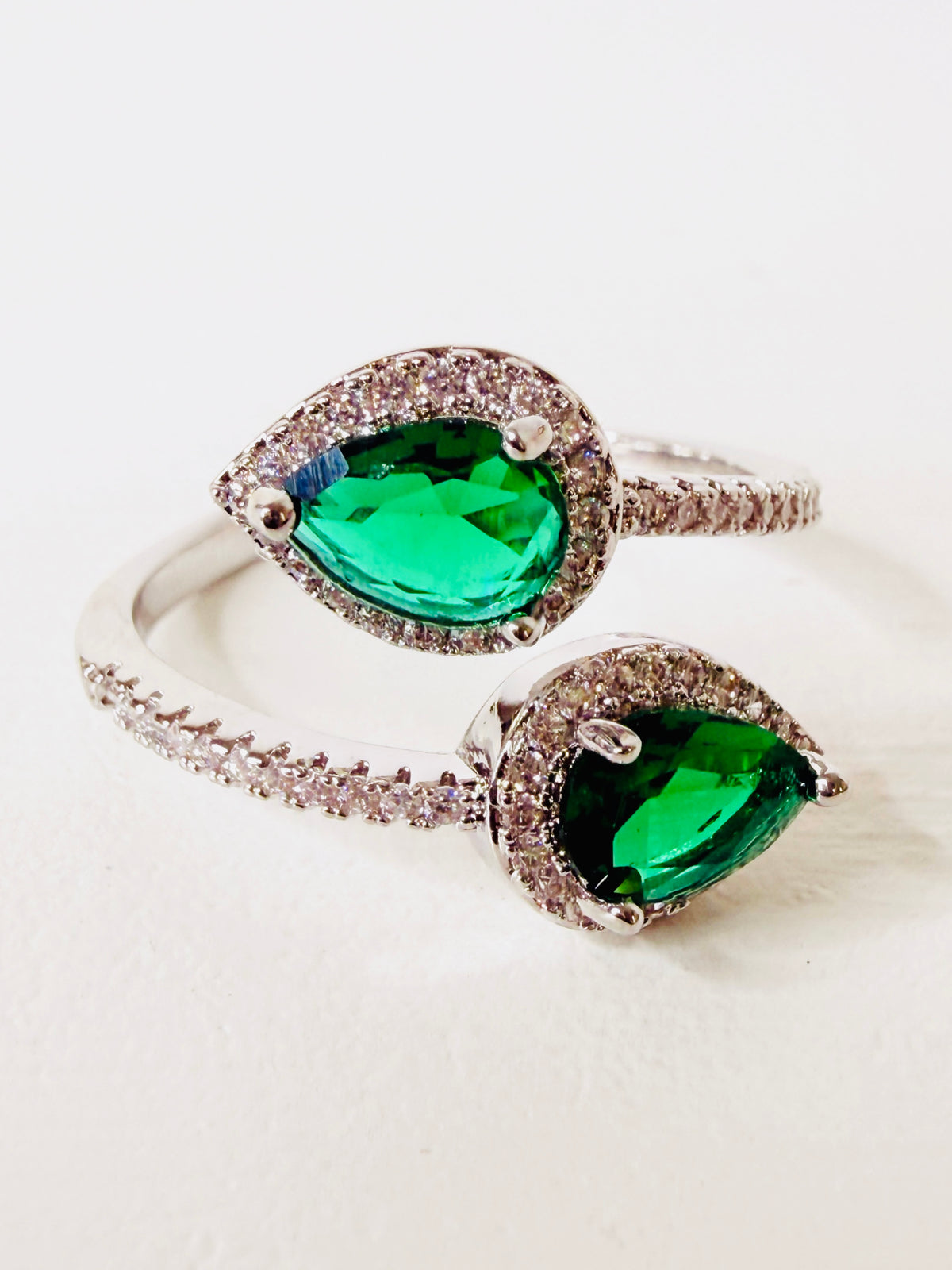 Anello contrariè goccia verde smeraldo