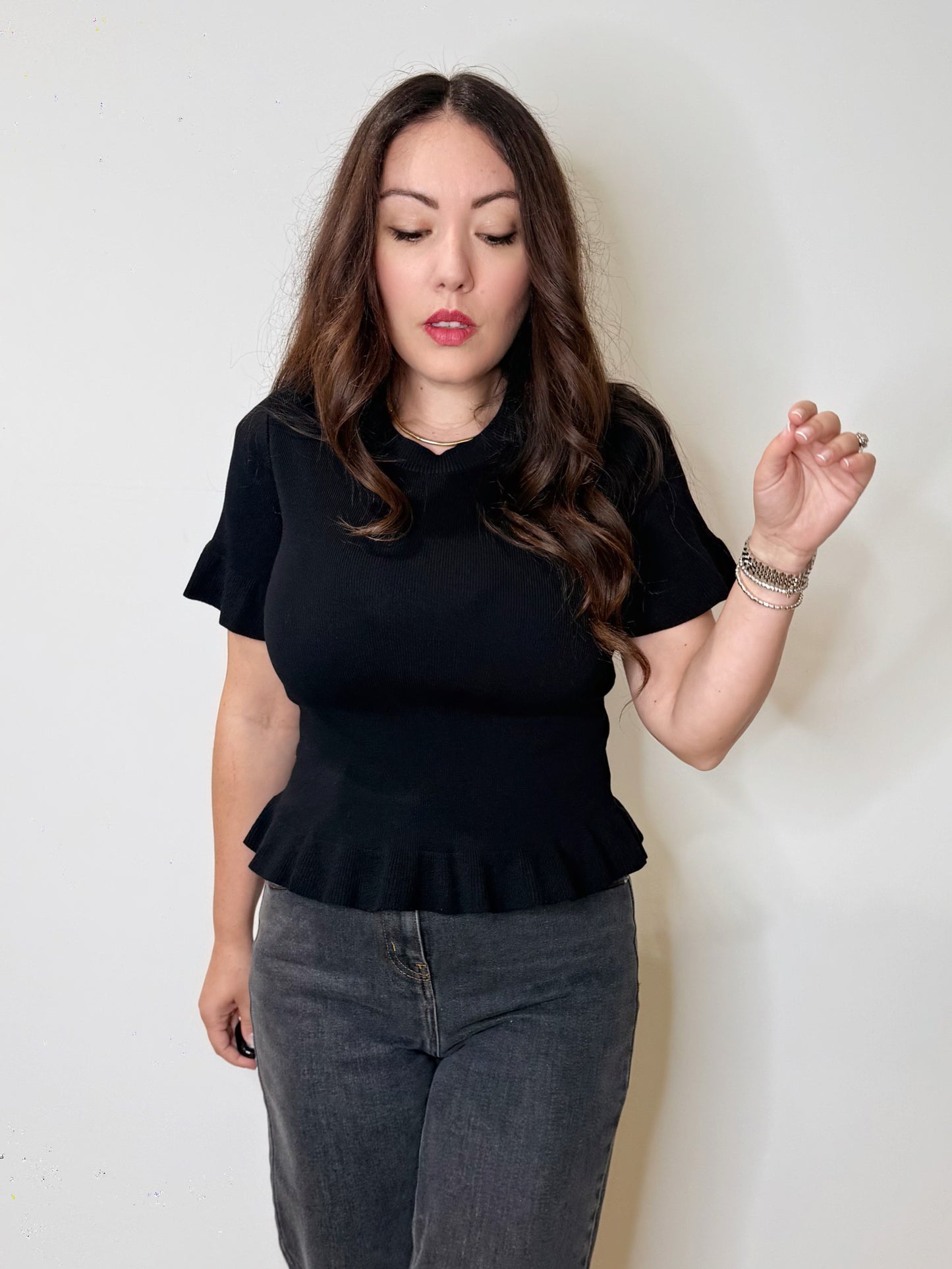 Maglia nera con volant