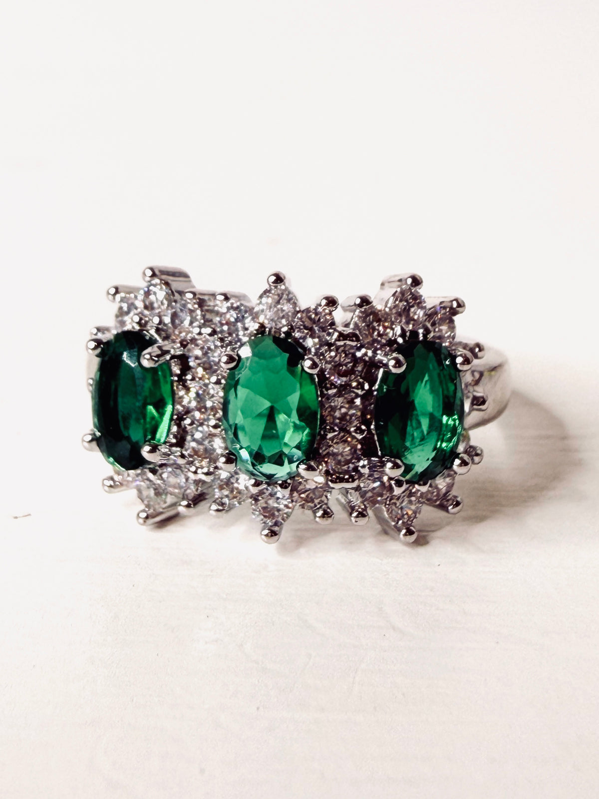 Anello Trilogy verde smeraldo