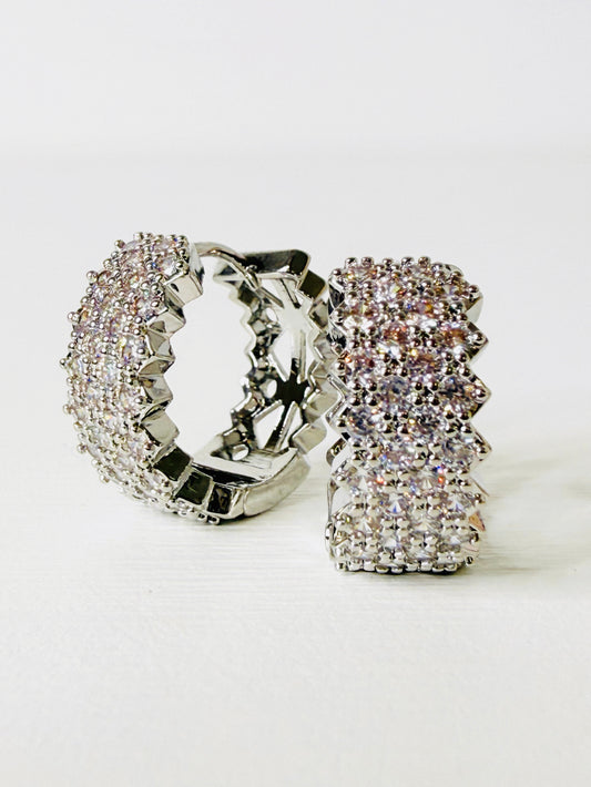 Orecchini cerchietti con pavè di strass