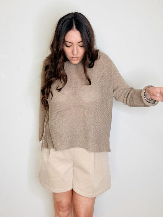 Maglia asimmetrica in cotone tortora