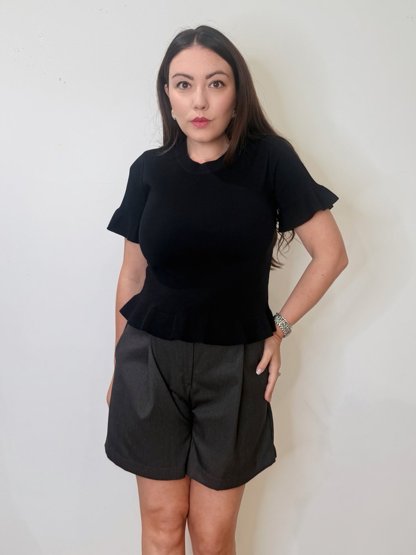 Maglia nera con volant