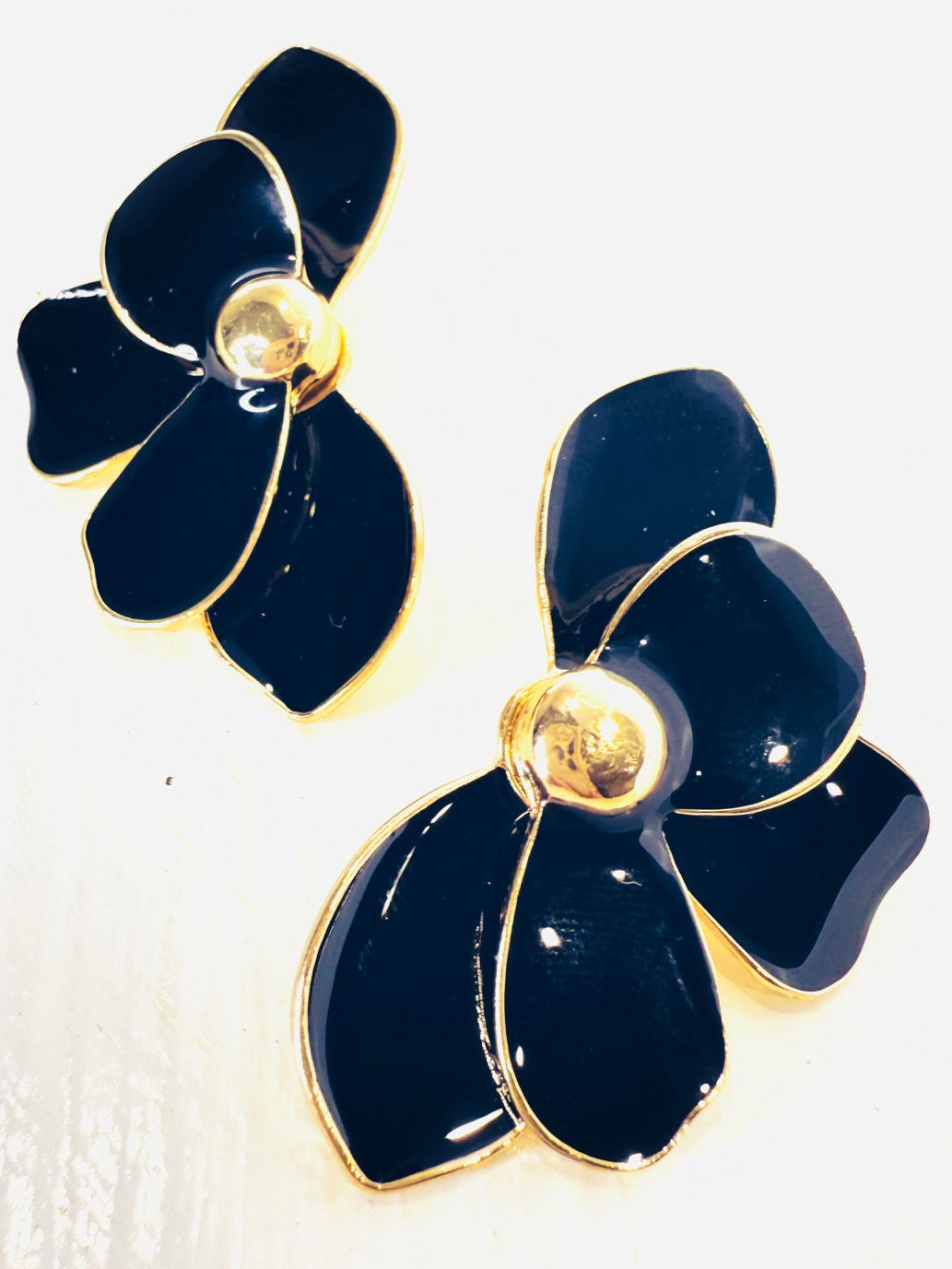 Orecchini smaltati flower black
