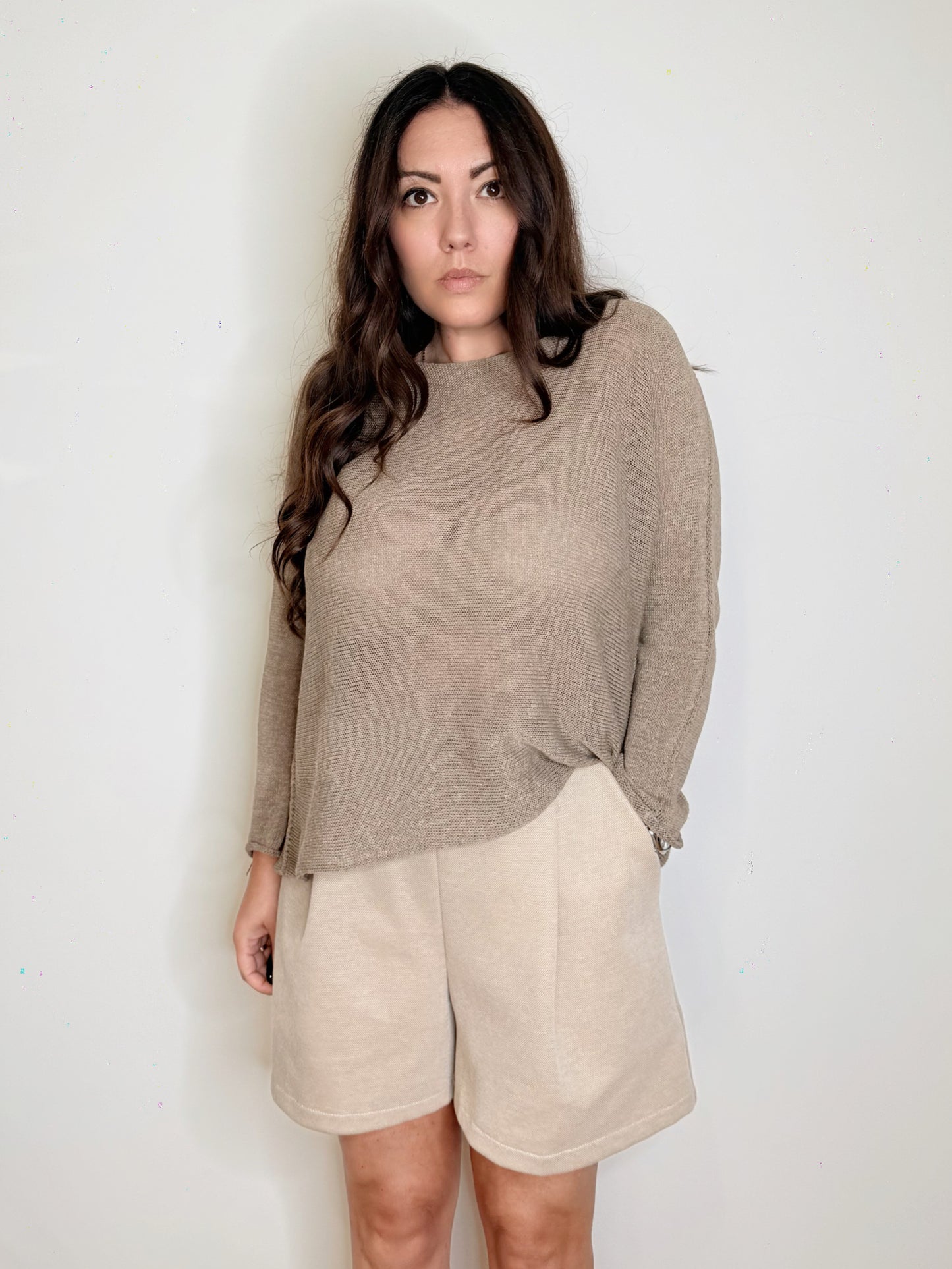 Maglia asimmetrica in cotone tortora