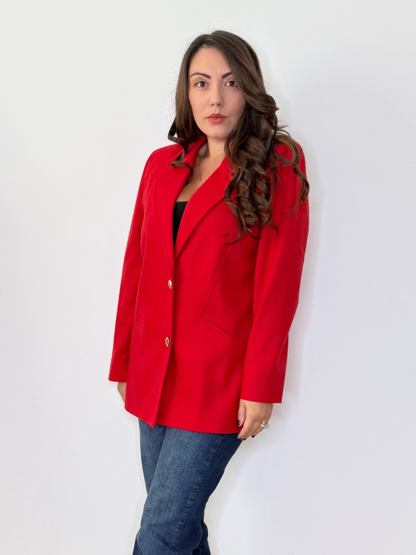 Giacca rossa con bottoni gioiello