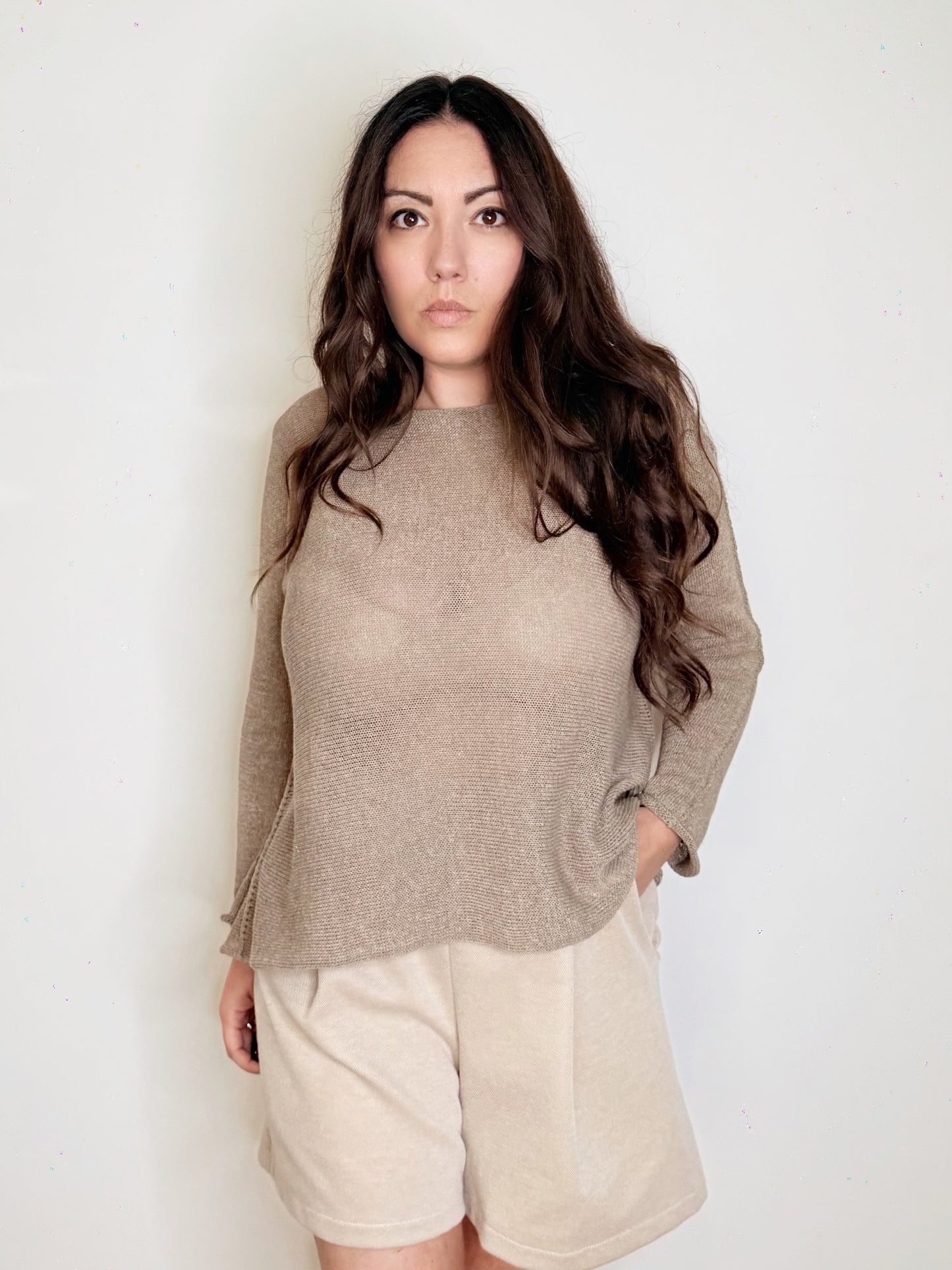 Maglia asimmetrica in cotone tortora