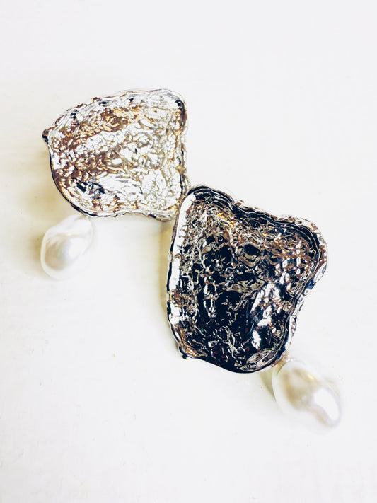 Orecchini materici con perla