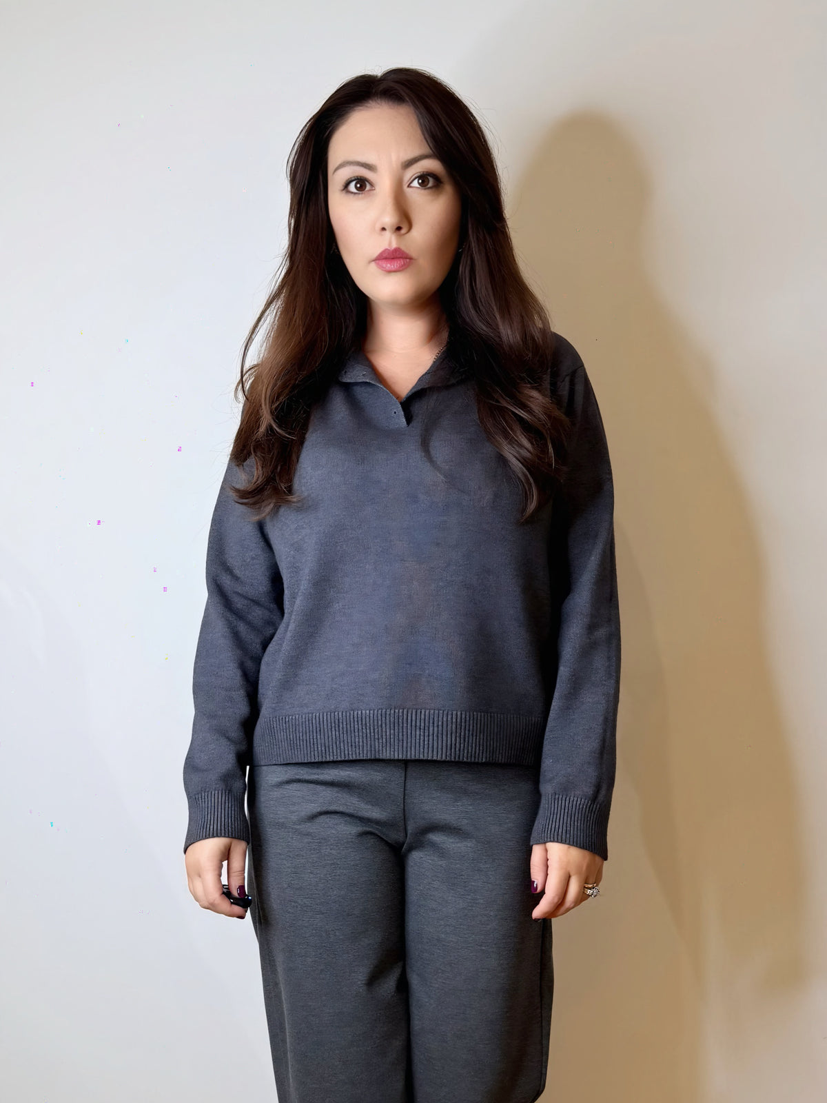 Polo in maglia grigia