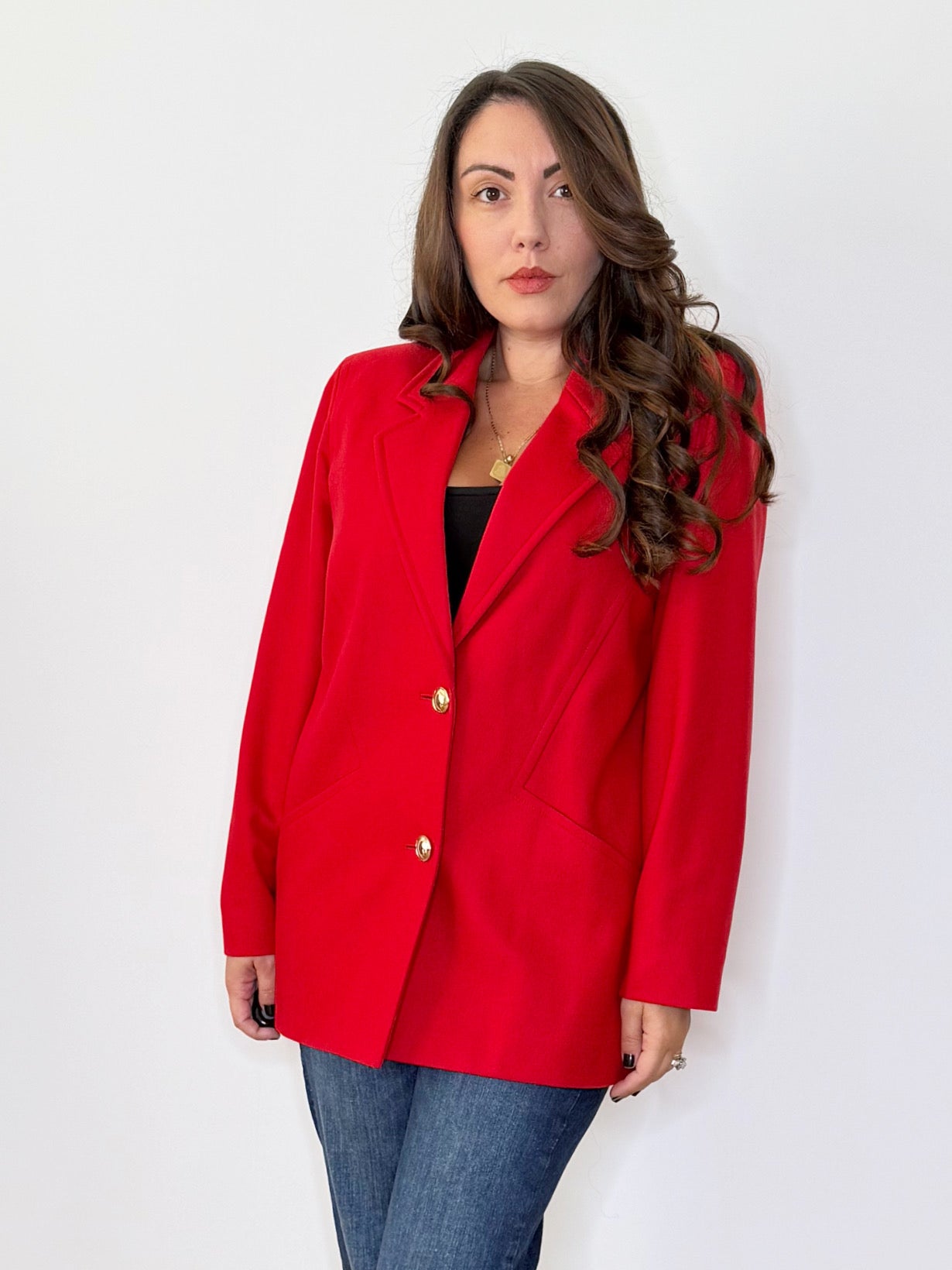 Giacca rossa con bottoni gioiello