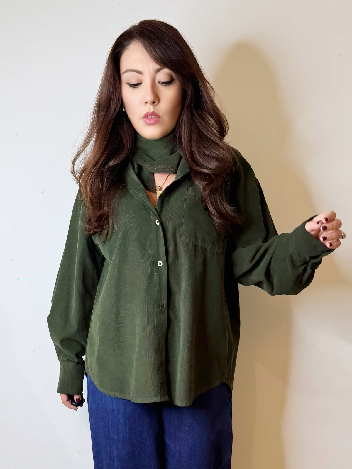 Camicia over verde bosco in velluto millerighe