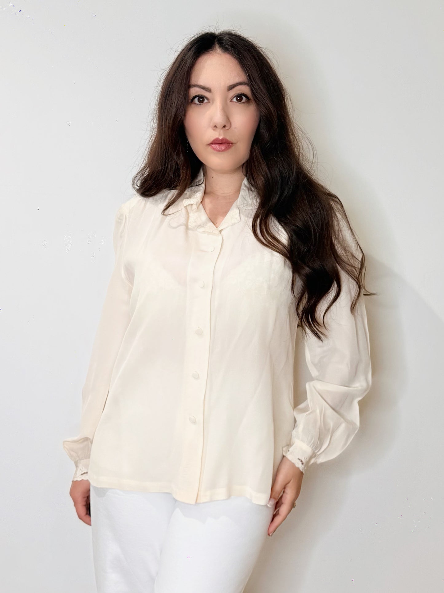Camicia in pura seta ricamata a mano