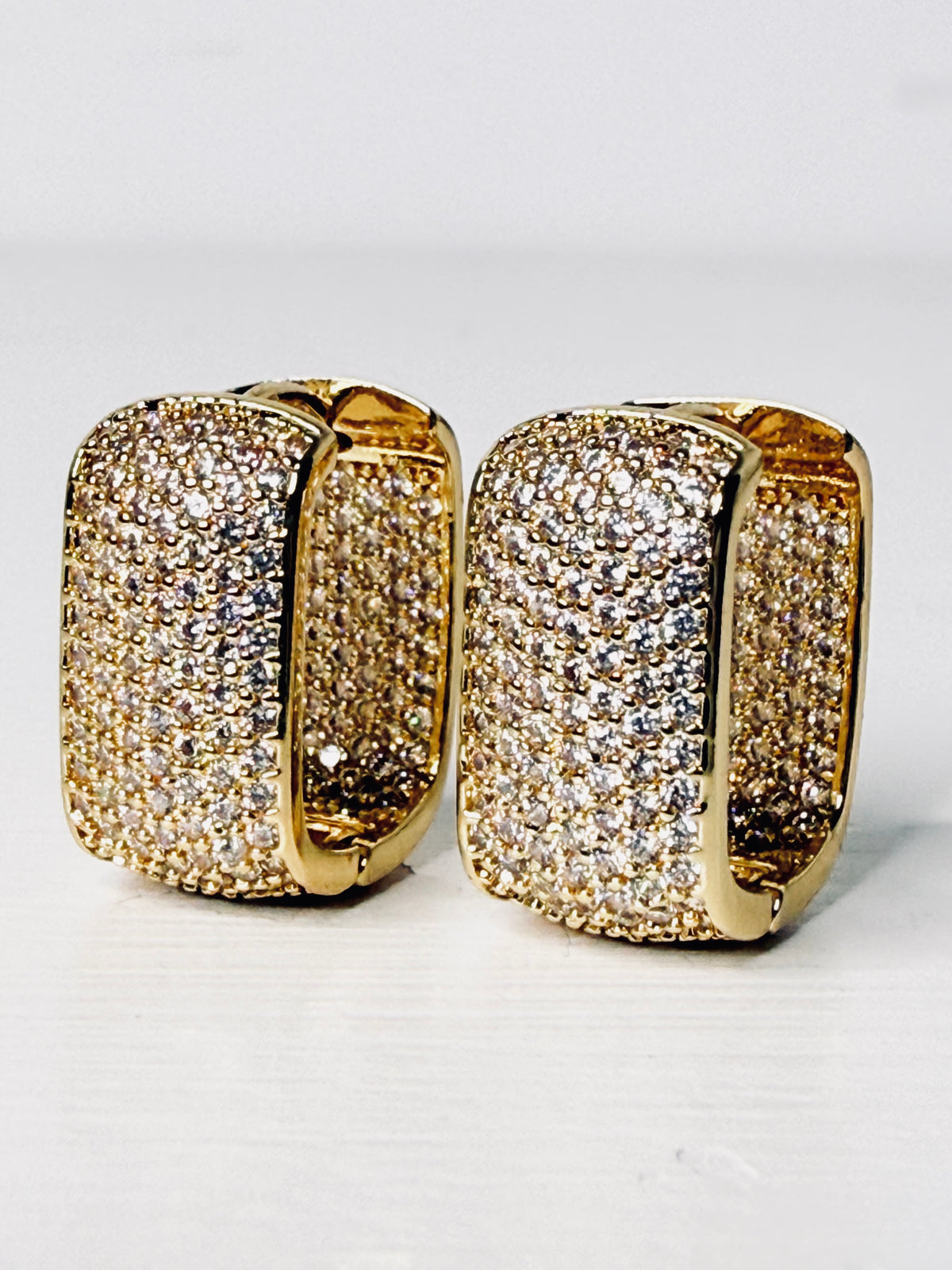 Orecchini rettangolari con pavè gold